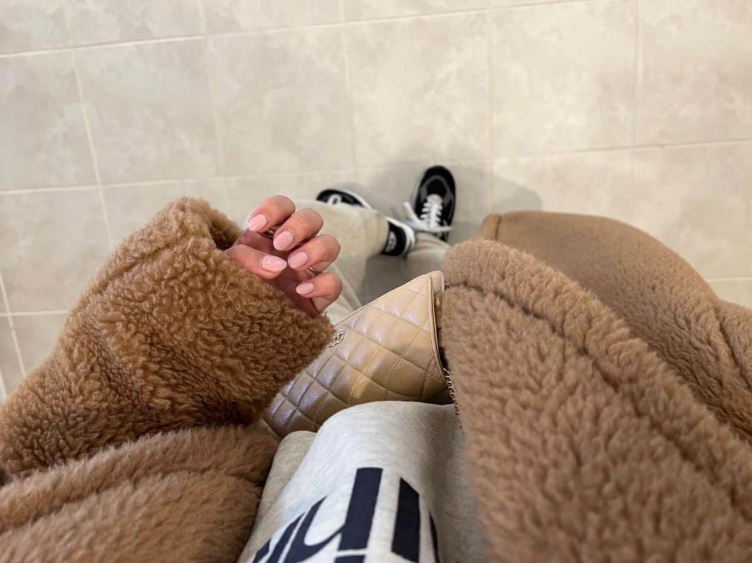 近藤千尋のインスタグラム：「今週も健康第一にがんばりましょう💓☺︎  気分が上がるピンクネイルです💅 水仕事してると、マニキュアより ジェルネイルだと 取れ辛いからありがたい。。☺️ 右手はさかむけが激しかったから左手。笑」