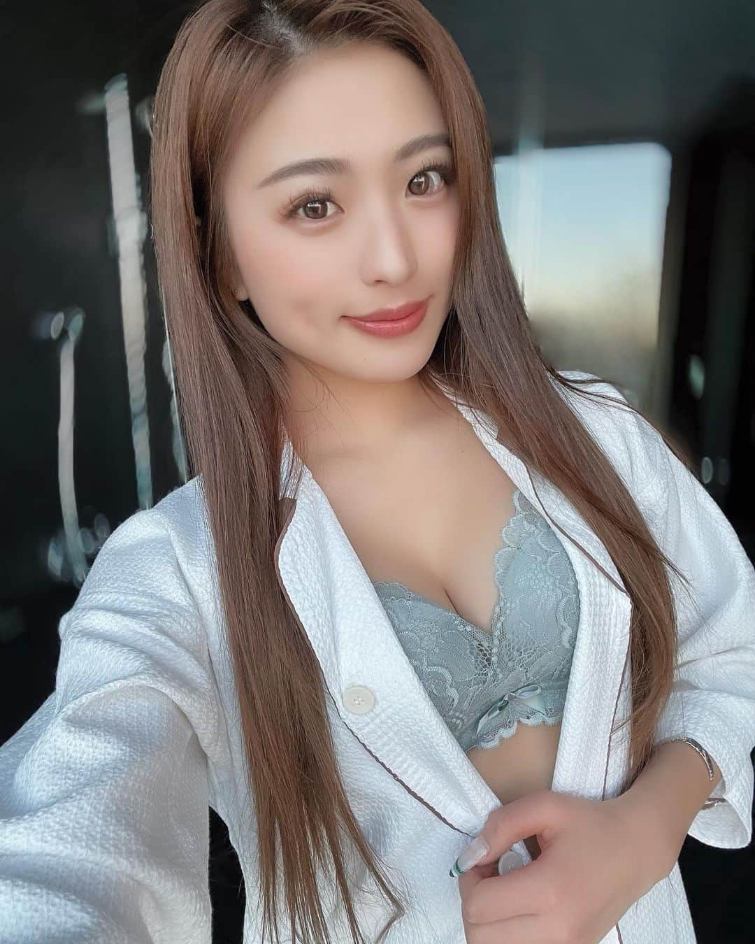 MIYABIのインスタグラム：「こんにちは🌞  今週も元気モリモリで頑張りましょうね💜  ナイトブラの質問が最近多いので✨ 私は　@aimerfeel_official さんの愛用してるよぉ🌷  是非チェックしてみてね😘  素敵な1日を🐝  #エメフィール #ランジェリー撮影」