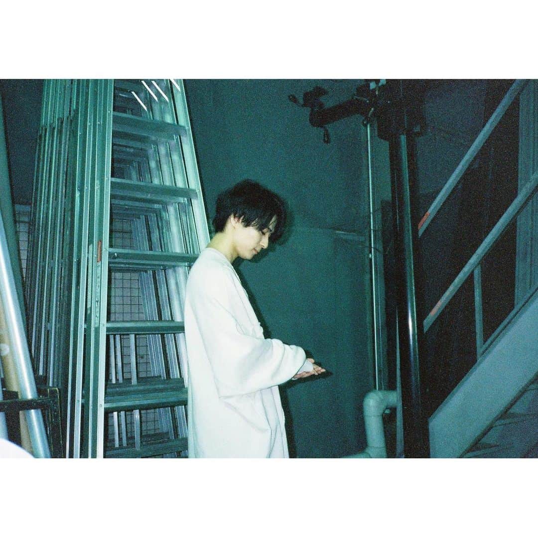 和田颯のインスタグラム：「フィルム現像した〜📷 liveDevilのMV撮影の時かな？ #contaxt2」