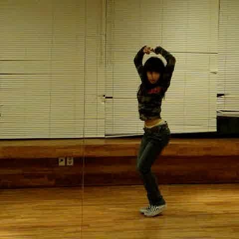 のインスタグラム：「해피설날-🎵 저는 오랜만에 아날로그한 감성으로  집에서 연습생 영상 찾아보다가- 중1때 돈챠✨추는 나를 발견⭐️ 너무 쪼꼬매~ When I was 13 Lol  16years ago😆 #babyminzy」