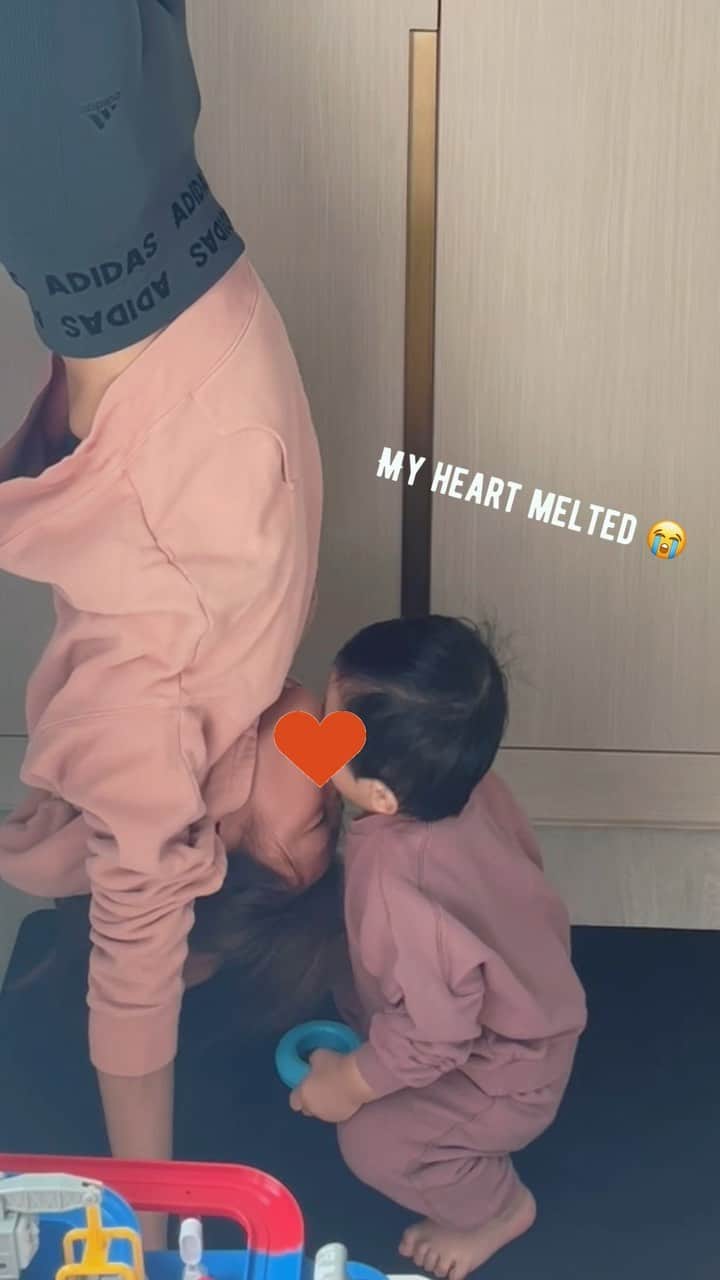 Elva Niのインスタグラム：「上次365日倒立已經是2018年 那時候還是男朋友的吳先生經常扶著我的腳幫我練習 3年後多了一位小吳先生陪著我做練習 2022還有11個月 我會好好努力 你也努力長大吧💪🏻 #祝大家有個甜蜜的虎年  #最幸福的陪伴  #14monthsoldbaby」