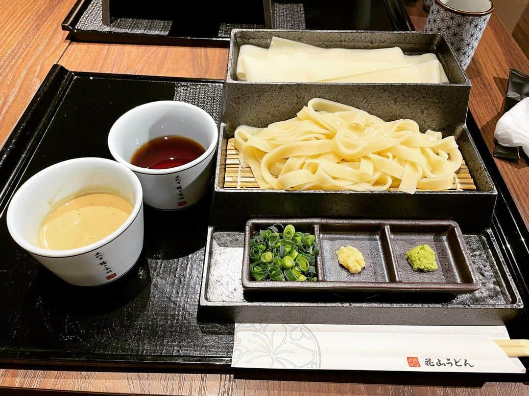 長澤喜稔のインスタグラム：「ひも川うどん2種盛り。太いけど稲庭うどんのようにツルツルしてていくらでも食べれるやつ！ #花山うどん  #伊香保温泉  #伊香保グルメ  #伊香保  #伊香保温泉石段街」