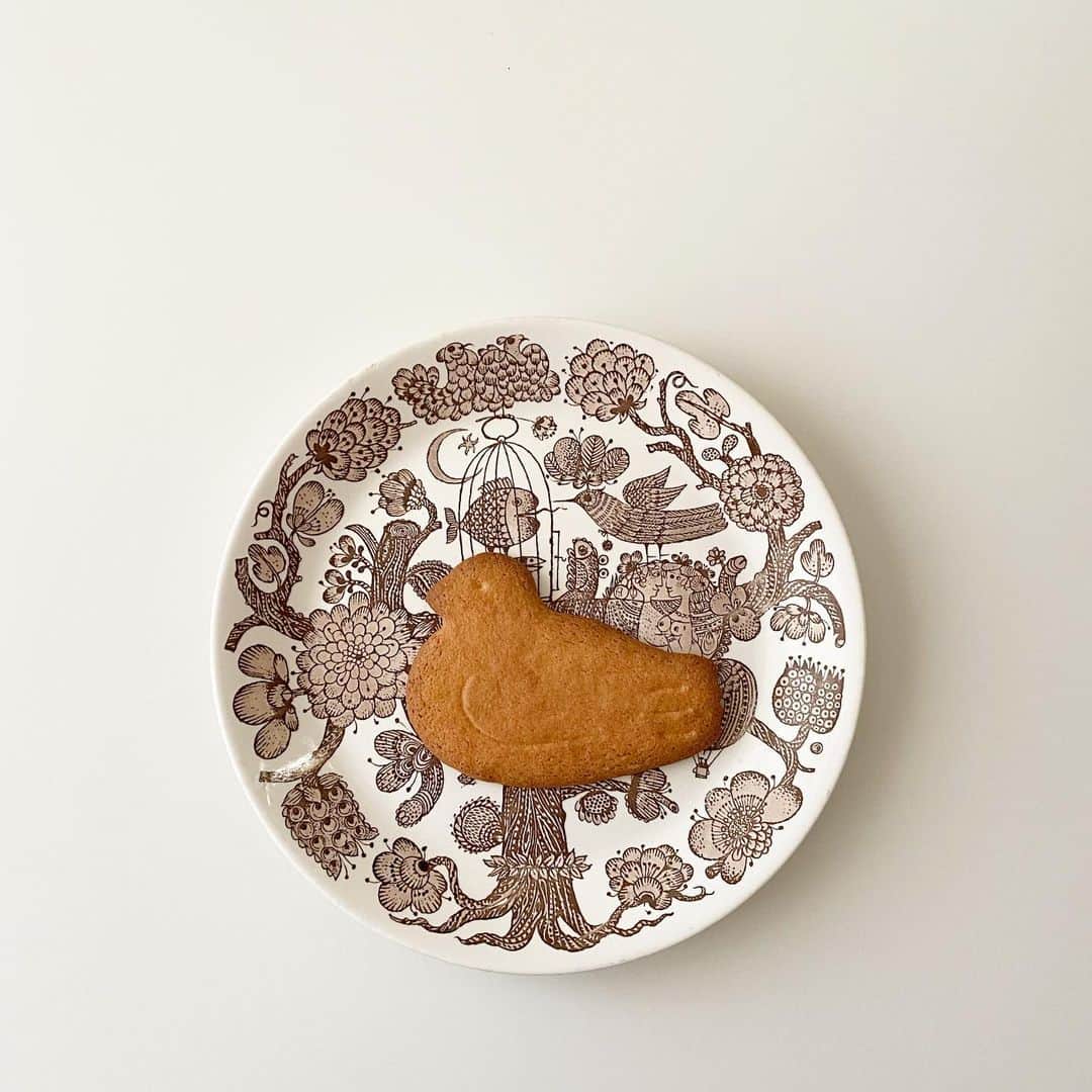 伊藤まさこのインスタグラム：「スウェーデンのプレートに鳩サブレー。絵皿と焼き菓子は相性よし。乗せる場所で気分を変えます。#masakooyatsumemo」