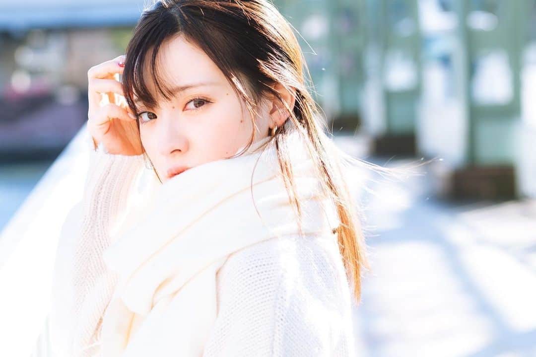 のインスタグラム：「この間【 @yk.photograph 】さんに撮っていただきました📸  真っ白で天使みたいに撮ってもらえて嬉しいです🥺💕  久しぶりのポートレート撮影で緊張した〜😳  撮影楽しいなっ✨」