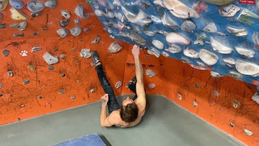 ダニエル・ウッズのインスタグラム：「another cats proj. down… hard 14?   Sending projs inside has felt equally satisfying as sending outside at the moment. It’s been fun devoting time to perfecting movement, building finger strength, and gaining tension.   swiss in 10 days with the @thenorthface squad 🔥」