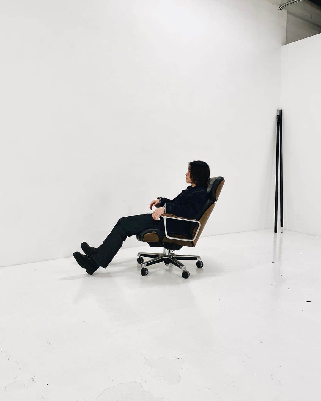 森愁斗さんのインスタグラム写真 - (森愁斗Instagram)「お久しぶりの私服投稿👕👖 椅子がカッコいい🪑」1月31日 19時34分 - shoot_mori_official