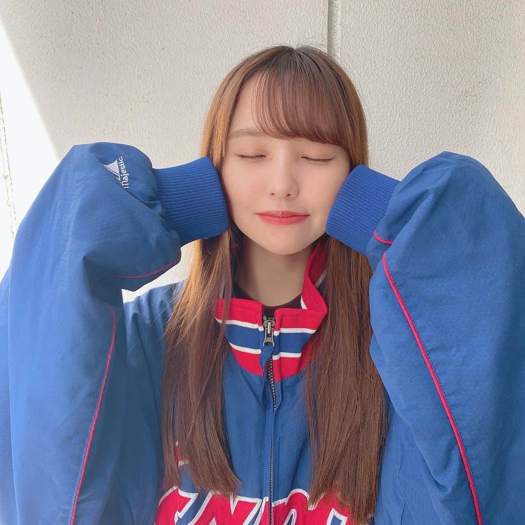 本郷柚巴のインスタグラム：「大好きな上着😚 今日も1日お疲れ様です⭐️  #ファッション #オーバーサイズ  #blue  #ジャンパー」