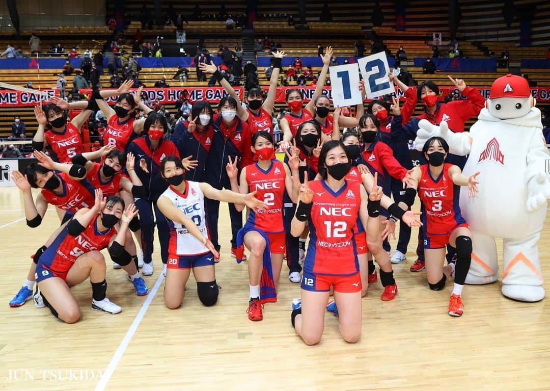 柳田光綺のインスタグラム：「12勝目‼️  2022年初勝利写真は我らがキャップのみーさんセンター☝️(ちょっと左寄り)  大会を開催にするにあたって携わってくださった全ての関係者の皆様への感謝の気持ちを忘れずに、これからの試合もチーム一丸となって心を込めて挑みます！  活動休止期間中でもSNSを通して心温まるメッセージにチカラをもらいました！ クルーの皆様の存在が毎日励みとなっております！  いつもありがとう😊  どうか皆様もお身体に気をつけて元気にお過ごしください🤸‍♀️✨  また会場や画面越しでお会いしましょう🔥  #Vリーグ #NECレッドロケッツ #キャプテンスティーム #合同ホームゲーム #サントリーサンバーズ #スーパーサンバーズくん #ムーンバーズくん #ライズTOKYO  ＊合同ホームゲームならではの新しい演出や音楽にわくわくドキドキでした🎵😁」