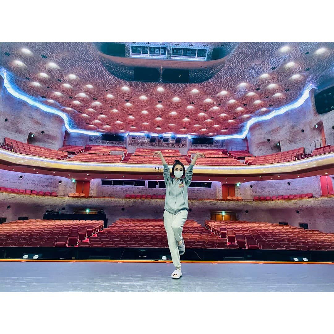 望海風斗さんのインスタグラム写真 - (望海風斗Instagram)「🙌 『INTO THE WOODS』 #日生劇場#千秋楽 #無事に完走😭 ありがとうございました‼︎ 今はとにかくホッとしてます。 でもまだ大阪がありますので、気は抜けない🌳 でも、嬉しいーーーー！ ⁡ 久しぶり2回目の日生劇場。 楽屋口には、日生劇場のスタッフさんが作ってくださった素敵な絵がありました🖼 ⁡ 全然写真撮れてなかったので 今日やっと記念撮影✨ 喜びの呪いポーズ🌿 ⁡ そして、写真を撮ってくれた #ジャック#福士誠治 くんと✌︎ いつもカンパニーを盛り上げてくれてありがとうございます‼︎ 同い年って知ってから遠慮はなくなりました☺︎ 嘘です。めちゃくちゃ尊敬してます！笑笑 他にもパフォーマーさんで2人いるんです、同い年仲間✨いつか4人で写真撮るのが私の夢。 ⁡ そして最後は #ラプンツェル#鈴木玲奈 ちゃんからのプレゼント🎁お母さんの大好きなふーはん♡笑 ありがとう😭 ⁡ このような状況下で、日生の森に来て下さった皆様、本当にありがとうございました😭 そして、今回は諦めなくてはならなかった皆様…またいつの日かお会いできる日を楽しみにしています♪ ⁡ ⁡#intothewoods  #日生の森 #魔女 #ありがとうございました #パーカー#NZM だった✨ #大阪行くぞー #望海風斗」1月31日 20時00分 - nozomifuto_official