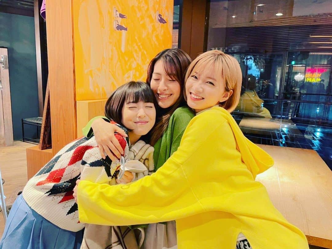 瀧本美織のインスタグラム：「. 22時〜ドクターホワイト3話です！ 動き出したチームCDT！白夜の謎にも迫ります！  このロケの日はみんなカラフルな衣装でした🌈 可愛こちゃんに挟まれ幸せです🤤♡   #ドクターホワイト  #それ誤診です  #白衣じゃない日」