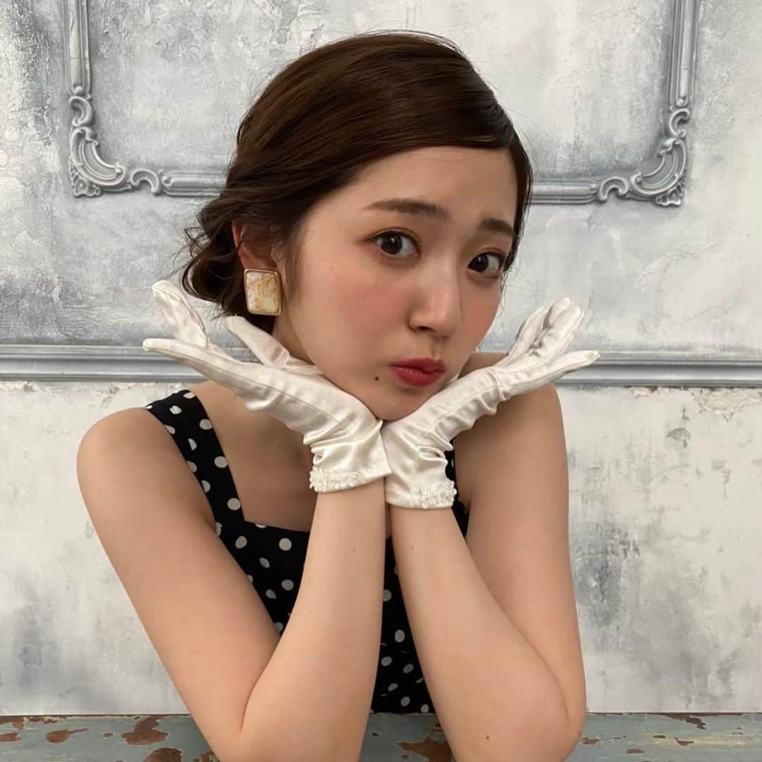 鈴木愛理さんのインスタグラム写真 - (鈴木愛理Instagram)「🎞 #愛理2627 ⁡ 鈴木愛理3rd AL 「26/27」 映画ポスター風ビジュアル全14種類🎬 　 今回は4曲目👉 #噂のホクロ 👈！！！ ⁡ 吉澤嘉代子さんに書いていただいた曲が 今回２曲あるのですが、その中のひとつ。 ⁡ まだ全貌は見えていないこの曲。 世界観も楽器の音色も最高なんです。。。 ⁡ コンプレックスをカバーするもの みんな欲しいよね。 ⁡ でもそんなものなくたって 自分は自分。このままを愛して生きるのよ！ っていう曲だと私は思っています。 ⁡ みんなも発売されたら歌詞の内容考えてみてね♡ ⁡ それとね、とにかくアウトロが最高。 私の大好きな管楽器モリモリ。贅沢だな。 ⁡ アウトロだけでも何回も聴きたくなる、 そんな感じ。 ⁡ リリースお楽しみに🤍 ⁡ #足元はクロックス #笑  #収録曲順にオフショット大量投下してます🌱 #収録曲14曲が14個の映画だったら...??? #そんな発想から生まれたビジュアルです ⁡」1月31日 20時07分 - airisuzuki_official_uf