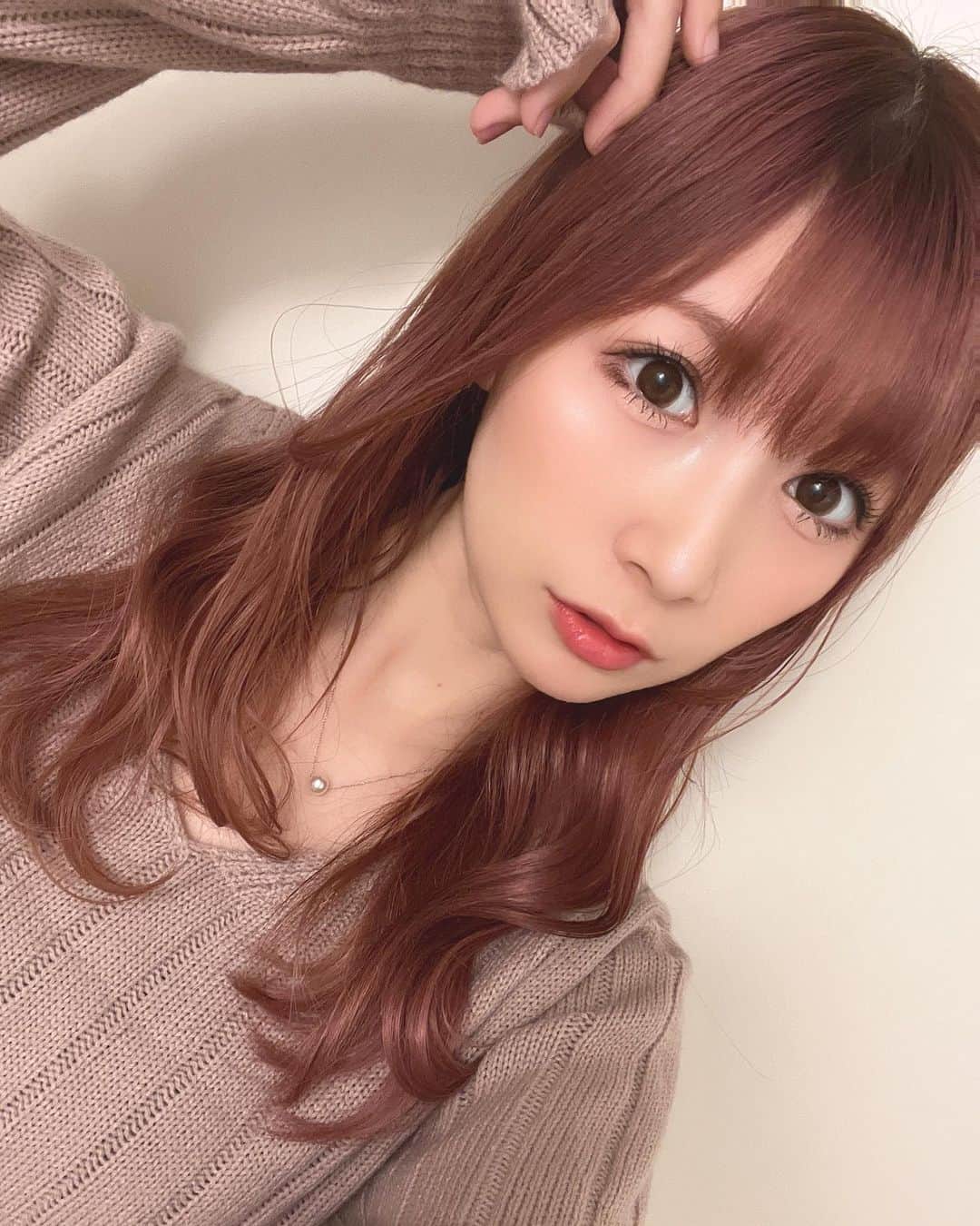 伊藤里織のインスタグラム：「実は不器用代表なので、髪の巻くのも一苦労です。笑 . 韓国の女の子の巻き髪が可愛いから、YouTubeで研究して少しできるようになった気がするദ്ദി^._.^)似合うかなー？ . . . #マジック界のパイオニア #グラビアトリッカー #マジシャン #グラビアアイドル #水着 #偶像 #自撮り #自拍 #インスタグラビア #instagravure #gravure #beauty #japanesegirl #日本的 #性感內衣 #ヨシンモリ #ヨシンモリ巻き」