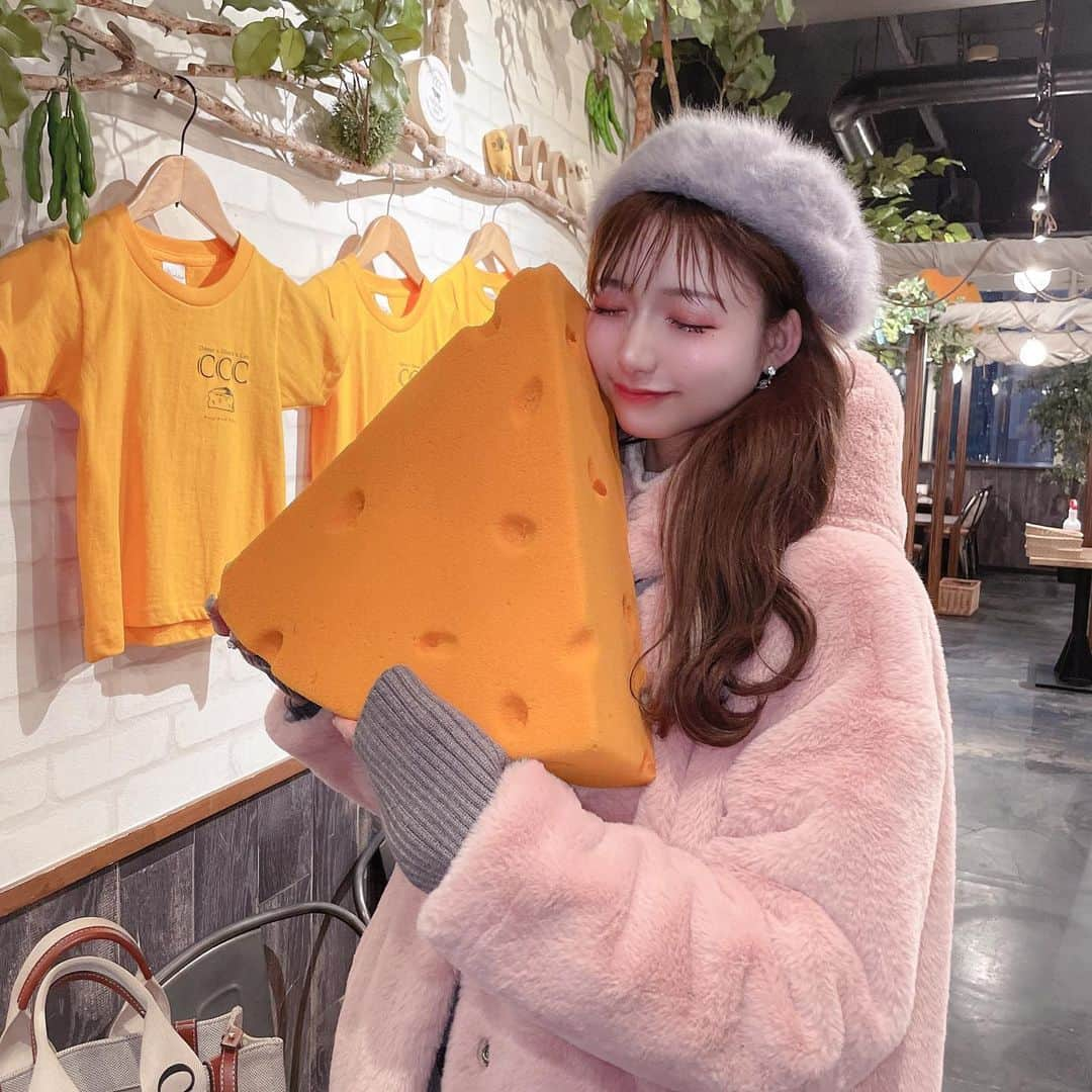 あやちゃんさんのインスタグラム写真 - (あやちゃんInstagram)「𝑪𝒉𝒆𝒆𝒔𝒆 𝑪𝒉𝒆𝒆𝒓𝒔 𝑪𝒂𝒇𝒆🧀🤍 ⁡ ⁡2/1〜2/28限定で開催されるいちごフェアに🍓🍓🍓 デザートプレートが可愛くて お祝いにめちゃくちゃオススメなお店だったよ💗💗💡👏🏻 他にもチーズ料理が沢山あってめちゃくちゃ美味しかった🥺🥺 日比谷、銀座、有楽町からのアクセスもバッチリだから ぜひ行ってみてねん😋🧁 男性も全然いける店内でした👍  ❤️❤️ ⁡ @ccc.hibiya 🧀🧀🧀 ⁡ #ccc日比谷 #チーズチーズカフェ日比谷  #チーズチーズカフェ京都  #チーズチーズカフェ #チーズ専門店  #日比谷カフェ #日比谷グルメ #東京カフェ  #銀座カフェ #有楽町カフェ #いちごフェア #コリドー街  #いちごスイーツ #バースデープレート #birthdaycake #birthdayプレート #バースデーサプライズ #日比谷ディナー #有楽町ランチ #有楽町ディナー #銀座カフェ #銀座ランチ #銀座ディナー #いちごスイーツ #いちごパフェ #イチゴスイーツ #苺 #苺スイーツ  #デザートプレート #誕生日サプライズ #ツインテール」1月31日 20時20分 - aya.you.love.r