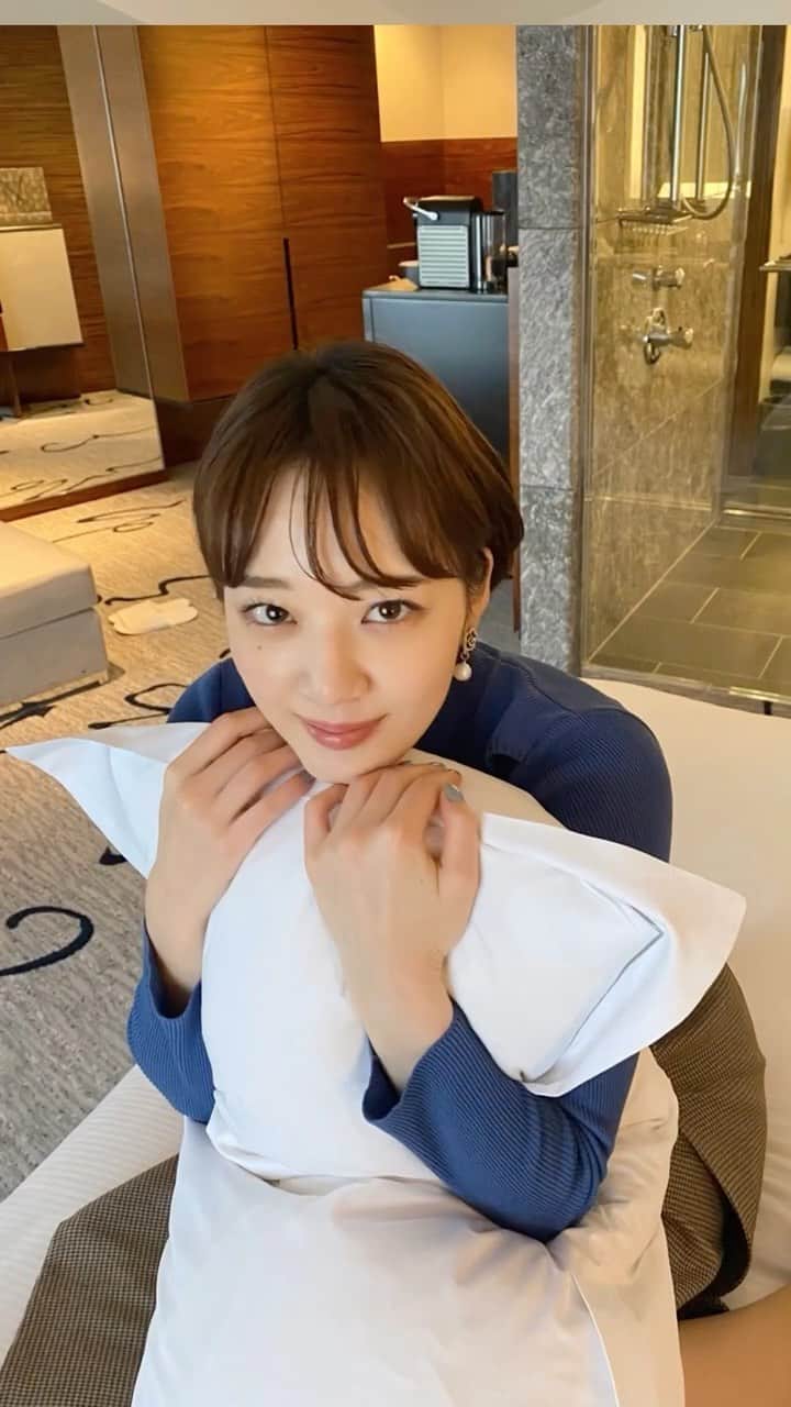 のインスタグラム：「. . 西新宿の高層ビル群を望む絶好のロケーション ヒルトン東京 ( @hiltontokyo ) . アフタヌーンティーやスイーツビュッフェで有名なホテル🎀  宿泊したのは、ジュニアスイート。  客室全体はグレーやダークブラウンを基調としたカラーで統一され、墨書のようなラグマットがモダンな雰囲気を演出💭 障子と襖があって、和も感じられます🎶 . リビングルームとベッドルームに分かれていて、とにかく広々空間！！  障子を開けると窓から新宿の高層ビルが見えて、都会の風景を独り占めできちゃいます🌃👀✨  この日は、今年始めて東京で雪が積もって雪景色が見られました❄ . スイートルームへ宿泊すると、37階にあるエグゼクティブラウンジを利用できます💡 フードやドリンク、アルコールなどを楽しめる🍸 野菜もお肉も食べられた🤤💗 . 朝食をルームサービスにすることも可能🙆‍♀ コンチネンタル、アメリカン、ヘルシー、中華、和食から選べる🍴  こちらはコンチネンタルで、メインの卵料理が選べてパン、グラノーラ、フルーツまで付いた完璧なモーニング🥰 . 部屋から見える朝の風景は夜とはまた違った雰囲気💭 光が差しこんで爽やかな朝の時間を、美味しい食事と共にゆっくり過ごせました☀️ . #ヒルトン東京 #新宿ランチ #新宿ディナー #ホカンス #ホテルステイ #ホテル #ルームツアー #hotel #hiltontokyo #hilton #hotelstay #instagood #photography」