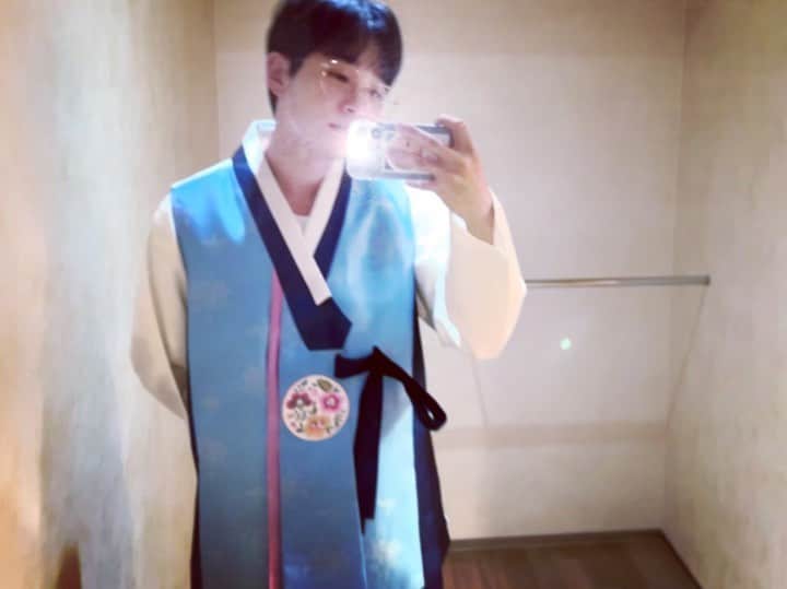 DINDINのインスタグラム：「새해 복 많이 받으세요 🙇🏻‍♂️  푹 쉴수 있는 명절이 되시길! ❤️ -딘딘 올림-  P.S 설에도 뮤직하이는 정상 영업합니다 @dindin_musichigh」