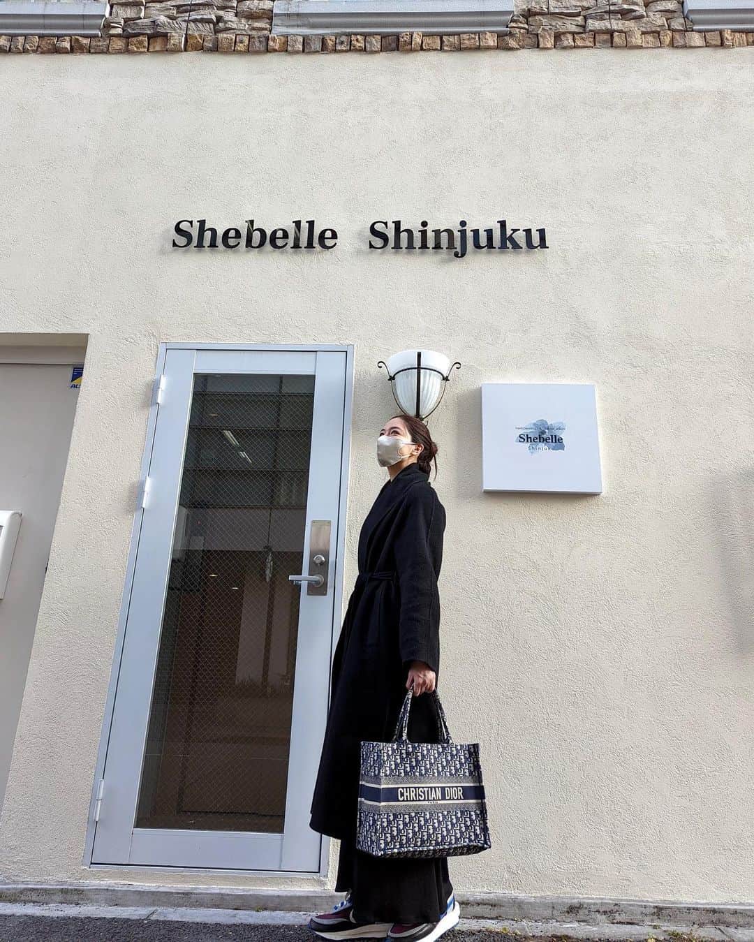 石井里奈さんのインスタグラム写真 - (石井里奈Instagram)「こんばんは💕 . 定期的に2年前くらいから通っている @shebelle_daikanyama が新宿店を明日2月からオープンするということでプレオープンに行ってきました❤️ @shebelle_shinjuku  . とにかく店内、店外が可愛い🥰 いつも担当してくれてる杉本さんが考えててとっても女の子ならトキめく空間✨ 久々だったので今回はクリスティーナでイラストリアスで肌を明るくくすみをなくして保湿して栄養をたっぷりと！ . before afterでくすみの違いすごくない？トーンアップして透明感に感動！ . 今回なんと二月私のフォロワーさん限定で私のインスタみた！で来店していただくとシーベル新宿店の初回料金から更に特別に1000円オフにしてくれるみたいです🥺❤️ただでさえ初回安いのに😭 クリスティーナの剥離しないハーブも1万円で受けれます！🥺 ホームケアも購入相談できるのでこの機会に行ってみてね！ . #クリスティーナ #シーベル新宿 #新宿エステ #エステ #christina #フェイシャルエステ #新宿御苑 #新宿 #ハーブピーリング #くすみ #シミケア #シミ取り #美容 #美容好き #ビューティー #美容レポ #ナチュラルメイク #美肌 #艶肌 #エステサロン #ホームケア #田中みな実 #田中みな実愛用 #beforeafter #ビフォアフ #トーンアップ #美白 #美白ケア #美白効果 #アンチエイジング」1月31日 20時30分 - ri7tin1025
