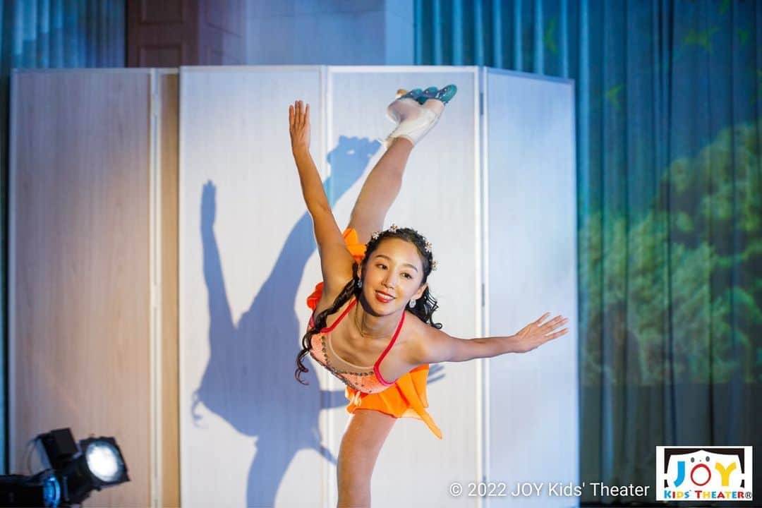 澤山璃奈さんのインスタグラム写真 - (澤山璃奈Instagram)「年末に開催した　@joyhome.musical  の公演の写真🧡  こんなふうに普通の床がまるで氷上のように、フィギュアスケートが出来るんですよ⛸ もちろんスパイラルも👍🏽😆✨  私自身も初めての #インラインフィギュアスケート での舞台で、ミュージカルとの組み合わせももちろん初めてだったのですが、本当に本当に素晴らしい舞台になりました🥲👏🏽❣️  そして、なんとこの公演をきっかけに、二月から毎週木曜日に "ミュージカル×インラインフィギュアスケート"のレギュラークラスを開講させていただく事になりました❣️👏🏽😭✨  詳細、お申し込みは　@joyhome.musical までお願い致します🤲🏽💕⛸🛼 ⏬ #Repost @joyhome.musical with @make_repost ・・・ 【ミュージカル×スケート】 ✨✨✨ 新規開講 ✨✨✨ JOY Kids’ Theaterのミュージカル教育と インラインフィギュアスケートの融合クラス!! ⁡ インラインフィギュアスケートとは？🛼 「陸で出来るフィギュアスケート!」 ⁡ 元々は氷上のフィギュアスケーターのオフトレーニングとして開発されたと言われており、フィギュアスケートのほとんどの技を習得する事が可能です❣️ ⁡ 氷上で滑っているかのような可憐な動きをミュージカルの曲を通して習得し、お子様の表現の可能性を拡げます🤗 ⁡ JOY Kids’ Theaterのミュージカル教育と、インラインフィギュアスケートによる新たな自己表現を通して、大きな自信を身につけましょう😄✨ ⁡ 【2月からはレギュラークラス開講!!】 開講スケジュール｜ 毎週木曜日 Lv.1  17:00-18:15 Lv.2  18:30-20:00 ⁡ 場所｜ Little Theater KaNaU  東京都 渋谷区 千駄ヶ谷 1-3-10 2F ⁡ 受講費｜ ◉月謝11,000円(税込) … 毎月4回開講(Family会員様のみ可) ◉単発：Family会員 3,150円(税込)，一般 3,300円(税込) ⁡ 申込み｜ こちらのフォームよりお申込みください。 https://forms.gle/FCFzaCEAeGPCeZp57 ⁡ ⁡ 1日も早く世界中の皆様が安心して生活できる様になることを願い、これからもミュージカル教育を通して、笑顔を世界中に発信していきます😊 ⁡ ★新型コロナウイルス感染拡大防止策を徹底して、スタジオでのレッスンを開催しています★ ⚫︎レッスン中の常時換気の徹底 ⚫︎入室時の消毒および検温の徹底 ⚫︎レッスン後のスタジオ内の消毒作業の徹底 ⚫︎ソーシャルディスタンスの確保およびマスクの使用による飛沫感染対策の徹底 ⁡ ⁡ #joykidstheater　#ミュージカル教育 #異年齢教育　#JOYHOME #littletheaterkanau 　#ミュージカル #ミュージカル好き　#渡米プログラム #渋谷区　#shibuya　#千駄ヶ谷　#北参道 #タップダンス  #芝居　#NPO法人　#探求型学習 #自己表現　#地域貢献　#地域貢献活動 #感謝力　#笑顔の輪　#グローバルリーダー #うちで過ごそう　#オンライン #stayhome　#staypositive　#staysmile」1月31日 20時34分 - rinasawayama