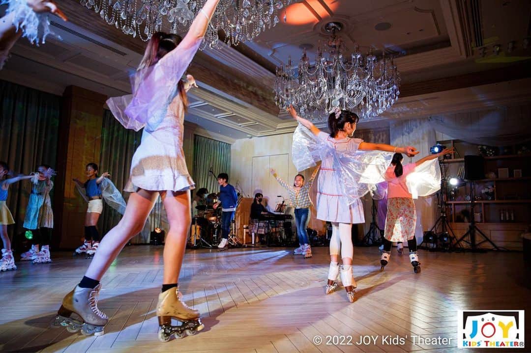 澤山璃奈さんのインスタグラム写真 - (澤山璃奈Instagram)「年末に開催した　@joyhome.musical  の公演の写真🧡  こんなふうに普通の床がまるで氷上のように、フィギュアスケートが出来るんですよ⛸ もちろんスパイラルも👍🏽😆✨  私自身も初めての #インラインフィギュアスケート での舞台で、ミュージカルとの組み合わせももちろん初めてだったのですが、本当に本当に素晴らしい舞台になりました🥲👏🏽❣️  そして、なんとこの公演をきっかけに、二月から毎週木曜日に "ミュージカル×インラインフィギュアスケート"のレギュラークラスを開講させていただく事になりました❣️👏🏽😭✨  詳細、お申し込みは　@joyhome.musical までお願い致します🤲🏽💕⛸🛼 ⏬ #Repost @joyhome.musical with @make_repost ・・・ 【ミュージカル×スケート】 ✨✨✨ 新規開講 ✨✨✨ JOY Kids’ Theaterのミュージカル教育と インラインフィギュアスケートの融合クラス!! ⁡ インラインフィギュアスケートとは？🛼 「陸で出来るフィギュアスケート!」 ⁡ 元々は氷上のフィギュアスケーターのオフトレーニングとして開発されたと言われており、フィギュアスケートのほとんどの技を習得する事が可能です❣️ ⁡ 氷上で滑っているかのような可憐な動きをミュージカルの曲を通して習得し、お子様の表現の可能性を拡げます🤗 ⁡ JOY Kids’ Theaterのミュージカル教育と、インラインフィギュアスケートによる新たな自己表現を通して、大きな自信を身につけましょう😄✨ ⁡ 【2月からはレギュラークラス開講!!】 開講スケジュール｜ 毎週木曜日 Lv.1  17:00-18:15 Lv.2  18:30-20:00 ⁡ 場所｜ Little Theater KaNaU  東京都 渋谷区 千駄ヶ谷 1-3-10 2F ⁡ 受講費｜ ◉月謝11,000円(税込) … 毎月4回開講(Family会員様のみ可) ◉単発：Family会員 3,150円(税込)，一般 3,300円(税込) ⁡ 申込み｜ こちらのフォームよりお申込みください。 https://forms.gle/FCFzaCEAeGPCeZp57 ⁡ ⁡ 1日も早く世界中の皆様が安心して生活できる様になることを願い、これからもミュージカル教育を通して、笑顔を世界中に発信していきます😊 ⁡ ★新型コロナウイルス感染拡大防止策を徹底して、スタジオでのレッスンを開催しています★ ⚫︎レッスン中の常時換気の徹底 ⚫︎入室時の消毒および検温の徹底 ⚫︎レッスン後のスタジオ内の消毒作業の徹底 ⚫︎ソーシャルディスタンスの確保およびマスクの使用による飛沫感染対策の徹底 ⁡ ⁡ #joykidstheater　#ミュージカル教育 #異年齢教育　#JOYHOME #littletheaterkanau 　#ミュージカル #ミュージカル好き　#渡米プログラム #渋谷区　#shibuya　#千駄ヶ谷　#北参道 #タップダンス  #芝居　#NPO法人　#探求型学習 #自己表現　#地域貢献　#地域貢献活動 #感謝力　#笑顔の輪　#グローバルリーダー #うちで過ごそう　#オンライン #stayhome　#staypositive　#staysmile」1月31日 20時34分 - rinasawayama