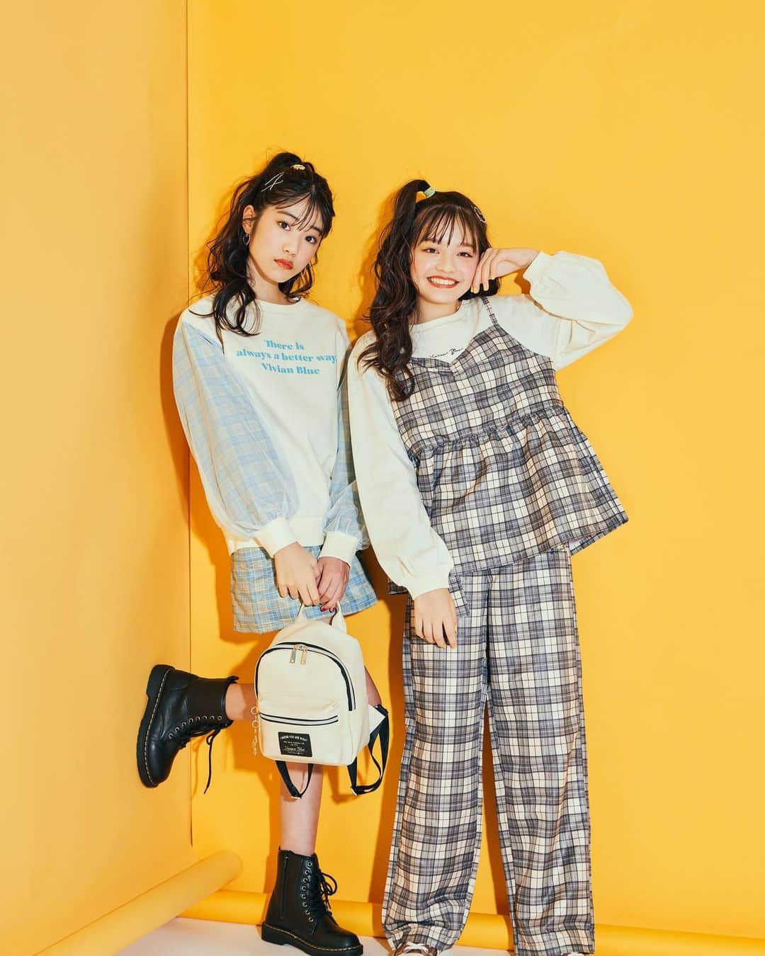 ニコ☆プチのインスタグラム：「#🧡 #🌈 #👗   #ライトオン ( @right_on_kids )にある VIVIAN BLUE（ビビアンブルー）のビジュアルに ミアイ&ノアの小6コンビが登場しています🙌🏻🌼✨  即！トレンドガールになれちゃう おしゃれアイテムがいっぱいのブランドです😉🍒  店頭にも2人がたくさんいるかも…‼︎😻 ぜひお近くのライトオンで探してみてね〜〜🤗💗  Photo by @ogawaken59   #通学にもおでかけにもおすすめ #春コーデ #小学生コーデ  #ライトオンキッズ #ライトオン #ビビアンブルー #ニコプチ @right_on_kids  #川崎王愛 @noa_noa51  #濱﨑心愛 @miai_hamasaki.official」