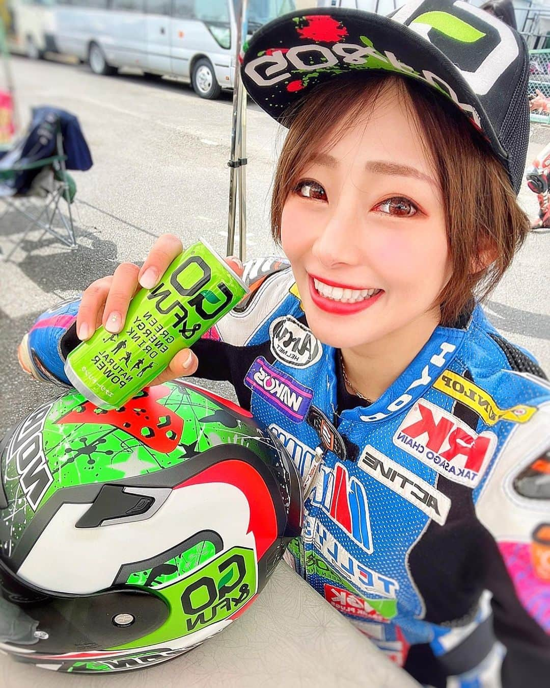 りほさんのインスタグラム写真 - (りほInstagram)「サーキット走ってきた！❤️😆 埼玉県にある秋ヶ瀬サーキット🏁  誘ってもらって今回は2022RB150チャレンジカップに参加してきたよー💕😆初回はビビって断ってしまったので2回目こそは！！と思い切って参加！🤣  初心者のりほでも楽しく走れたー✨😭 そしてエンジン音聞くと高まるー！！💕😍笑  サーキットって走ってみたいけど、なんかハードル高そうだし怖いし、どうやって参加したらいいかわからないんだよね😂😭  けっこうサーキット走ってみたいけどまだチャレンジしてない人もいるんじゃないかな？😭  人生初はレンタルバイクの耐久レースに参戦したにょー！😆ちょっと前に投稿したやつね❤️☺️世界GPライダーの青木拓磨さん　@takuma.aoki が主催してるの🏁😳  モータースポーツの敷居を下げたいという思いでやっていて、初心者にも優しいから気になる人はレンタル耐久チェックしてみて❤️😆初心者講習もあるから仲間集めていくと楽しいよ💕😳  今回2回目はチャレンジカップに参加！🏁😍2001年全日本ロードレース選手権ST600クラス年間チャンピオンの武田雄一さん　@yuichi_takeda53 が主催！  クラス分けしてあるから自分の技量に合わせて走れるし、レースもするから燃えます🔥笑  こういうのってなかなか情報出てこないし行くきっかけってないんだよね🥺😭  これを機に挑戦する人増えたらまたおもしろくなるんだろうなー！❤️☺️  ほかにおもしろそうなモータースポーツ遊びあればみんな教えてねっ💕☺️  膝を擦る日はいつくるんだろうかっ❤️🤣笑  #モータースポーツ　#モータースポーツ好きな人と繋がりたい #モータースポーツ女子 #サーキット　#サーキット遊び #サーキット走行　#走行会　#バイク　#バイク遊び　#車好き　#車好き女子　#車女子　#バイク女子　#バイク女子と繋がりたい #sportsgirl #motorgirl #motorcycle #circuit #秋ヶ瀬サーキット　#レン耐　#チャレンジカップ　#走り屋　#レースクイーン　#キャンギャル　#アウトドア　#バイクが好きだ #初心者　#初心者ライダー　#bikegirl #gofun」1月31日 20時41分 - ri1ho