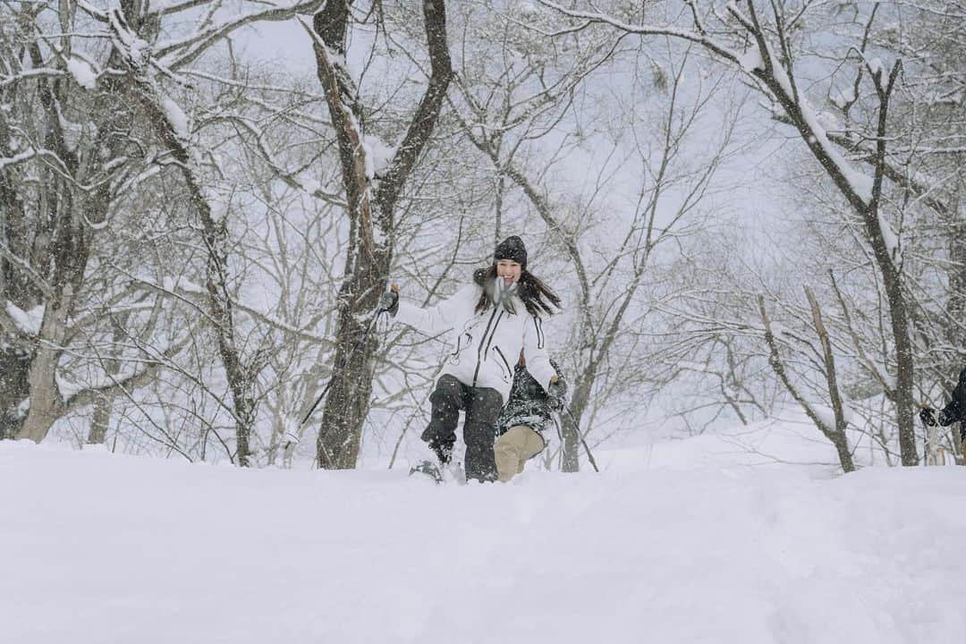 相場詩織さんのインスタグラム写真 - (相場詩織Instagram)「【せんぼくスノーシューツアー🎿】 ⁡ 角館駅から10分という好アクセスで 雪遊びも楽しめて絶景も観られるという せんぼくスノーシューツアー✨ ⁡ 体験する前は正直 「スノーシュー(かんじき)で歩くだけ…？ 疲れるだけじゃないの…？」と思っていました ごめんなさい🙇‍♀️笑 ⁡ 結論から話しますと めーっちゃくちゃ楽しかったです！！！！！ 毎週土日はスノーシューツアーに 参加したいと思うくらい良い息抜きになって リフレッシュ出来ました🙌 海外の森の中に迷い込んだような非現実感と 普段味わえないようなスリリングな体験が出来て 大満足です🥰 ⁡ 案内人の方が事前にコースの安全性を 確認してくださっているので 冬で無ければ絶対に降りられないような 急斜面をスノーシューで駆け下りたり 肥料袋でおしり滑りしたりと 童心にかえって雪を存分に楽しみました☃️ ⁡ 山頂で豆を挽いて コーヒーを飲む瞬間の幸福感ったらもう…😍 ⁡ 密にならないようインカムが導入されていたり 1日1組限定だったりと 感染症対策もしっかり行われているので 卒業旅行に行けずにいる学生さんや お子様がいらっしゃるご家族にもおすすめです🙆‍♀️ ⁡ 詳細は仙北グリーンツーリズムさんの アカウントをご覧下さい✨ ⁡@sembokugt  ⁡  #アウトドア #アウトドア女子 #キャンプ #スノーシュー #スノーシュートレッキング #登山 #登山女子 #雪遊び #ウィンタースポーツ #ワークマン女子 #ワークマンコーデ #コーヒー豆 #コーヒー #秋田 #東北 #東北PR局 #行くぜ東北 #仙北GT #visitjapan #akita」1月31日 20時43分 - shioriaiba0801