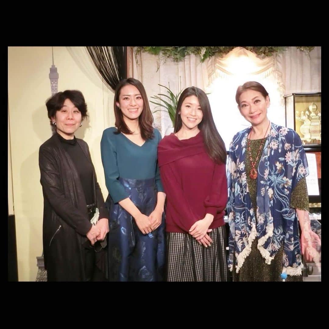 沢希理寿さんのインスタグラム写真 - (沢希理寿Instagram)「今日で一月も終わりですね😱  2月のスケジュールをお知らせさせていただきます。  🧡2／1 ウナ・カンツォーネ 19:00スタート21:00まで ※配信します‼️ https://twitcasting.tv/c:unacanzone/shopcart/133434 ウナカンツォーネのホームページからも配信チケット購入できます😊  🧡2／14 蛙たち バレンタインライブ💝 18：30スタート21:00まで  🧡2／16 銀座バーブラ  18：30スタート21：00まで  🧡2／19 赤坂バルバラ 18：00スタート  写真の1.2.3枚目#蛙たち ライブ 綺麗な薔薇の花をいただき嬉しかったです😍🌹✨  4.5枚目#銀座ボンボン ライブ ボンボンでは毎回ソロショットをポーズをとって撮るのが恒例なのですが謎のポーズをとってしまった写真です😅  6.7.8.9枚目は内幸町コンサート 100年ぶりに😂少しだけ踊らせていただきました。  シャンソン界の豪華な先輩方とご一緒できたとても素敵なコンサートでした。  2月も感染対策を万全にして元気に歌いたいと思います。  皆様もくれぐれもお気をつけください🥰🍀  #シャンソン#ライブ#コンサート」1月31日 21時03分 - rizu_sawaki