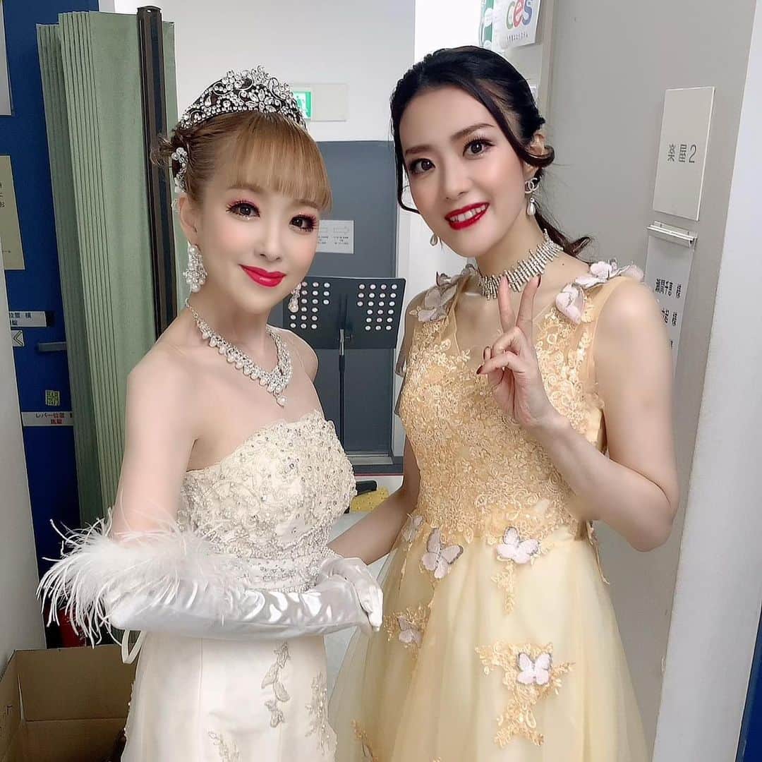 沢希理寿さんのインスタグラム写真 - (沢希理寿Instagram)「今日で一月も終わりですね😱  2月のスケジュールをお知らせさせていただきます。  🧡2／1 ウナ・カンツォーネ 19:00スタート21:00まで ※配信します‼️ https://twitcasting.tv/c:unacanzone/shopcart/133434 ウナカンツォーネのホームページからも配信チケット購入できます😊  🧡2／14 蛙たち バレンタインライブ💝 18：30スタート21:00まで  🧡2／16 銀座バーブラ  18：30スタート21：00まで  🧡2／19 赤坂バルバラ 18：00スタート  写真の1.2.3枚目#蛙たち ライブ 綺麗な薔薇の花をいただき嬉しかったです😍🌹✨  4.5枚目#銀座ボンボン ライブ ボンボンでは毎回ソロショットをポーズをとって撮るのが恒例なのですが謎のポーズをとってしまった写真です😅  6.7.8.9枚目は内幸町コンサート 100年ぶりに😂少しだけ踊らせていただきました。  シャンソン界の豪華な先輩方とご一緒できたとても素敵なコンサートでした。  2月も感染対策を万全にして元気に歌いたいと思います。  皆様もくれぐれもお気をつけください🥰🍀  #シャンソン#ライブ#コンサート」1月31日 21時03分 - rizu_sawaki