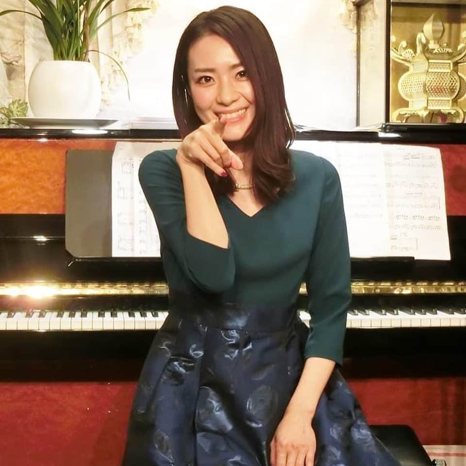 沢希理寿さんのインスタグラム写真 - (沢希理寿Instagram)「今日で一月も終わりですね😱  2月のスケジュールをお知らせさせていただきます。  🧡2／1 ウナ・カンツォーネ 19:00スタート21:00まで ※配信します‼️ https://twitcasting.tv/c:unacanzone/shopcart/133434 ウナカンツォーネのホームページからも配信チケット購入できます😊  🧡2／14 蛙たち バレンタインライブ💝 18：30スタート21:00まで  🧡2／16 銀座バーブラ  18：30スタート21：00まで  🧡2／19 赤坂バルバラ 18：00スタート  写真の1.2.3枚目#蛙たち ライブ 綺麗な薔薇の花をいただき嬉しかったです😍🌹✨  4.5枚目#銀座ボンボン ライブ ボンボンでは毎回ソロショットをポーズをとって撮るのが恒例なのですが謎のポーズをとってしまった写真です😅  6.7.8.9枚目は内幸町コンサート 100年ぶりに😂少しだけ踊らせていただきました。  シャンソン界の豪華な先輩方とご一緒できたとても素敵なコンサートでした。  2月も感染対策を万全にして元気に歌いたいと思います。  皆様もくれぐれもお気をつけください🥰🍀  #シャンソン#ライブ#コンサート」1月31日 21時03分 - rizu_sawaki