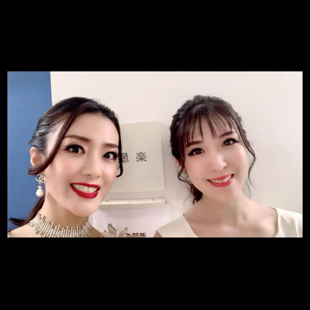 沢希理寿さんのインスタグラム写真 - (沢希理寿Instagram)「今日で一月も終わりですね😱  2月のスケジュールをお知らせさせていただきます。  🧡2／1 ウナ・カンツォーネ 19:00スタート21:00まで ※配信します‼️ https://twitcasting.tv/c:unacanzone/shopcart/133434 ウナカンツォーネのホームページからも配信チケット購入できます😊  🧡2／14 蛙たち バレンタインライブ💝 18：30スタート21:00まで  🧡2／16 銀座バーブラ  18：30スタート21：00まで  🧡2／19 赤坂バルバラ 18：00スタート  写真の1.2.3枚目#蛙たち ライブ 綺麗な薔薇の花をいただき嬉しかったです😍🌹✨  4.5枚目#銀座ボンボン ライブ ボンボンでは毎回ソロショットをポーズをとって撮るのが恒例なのですが謎のポーズをとってしまった写真です😅  6.7.8.9枚目は内幸町コンサート 100年ぶりに😂少しだけ踊らせていただきました。  シャンソン界の豪華な先輩方とご一緒できたとても素敵なコンサートでした。  2月も感染対策を万全にして元気に歌いたいと思います。  皆様もくれぐれもお気をつけください🥰🍀  #シャンソン#ライブ#コンサート」1月31日 21時03分 - rizu_sawaki