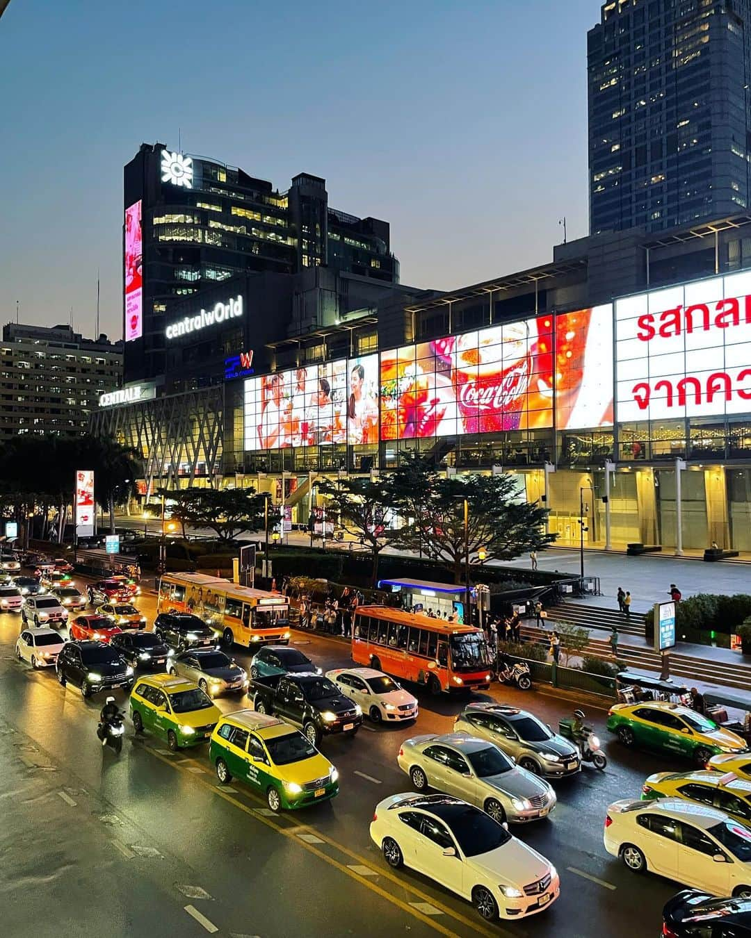 みまるさんのインスタグラム写真 - (みまるInstagram)「基本渋滞🚗🚕🇹🇭  #タイ #🇹🇭 #バンコク #バンコク生活 #bangkok #bkk #thailand #thai #海外 #海外生活 #海外移住 #海外旅行 #みまる #ナチュラルライフ #自由人 #酒好き #tiktoker #youtuber #mimaru #干物妹みまる #干物女  #バンコク情報 #バンコク旅行 #セントラルワールド #渋滞 #すっぴん女子 #centralworld」1月31日 21時06分 - mimaru_dayo