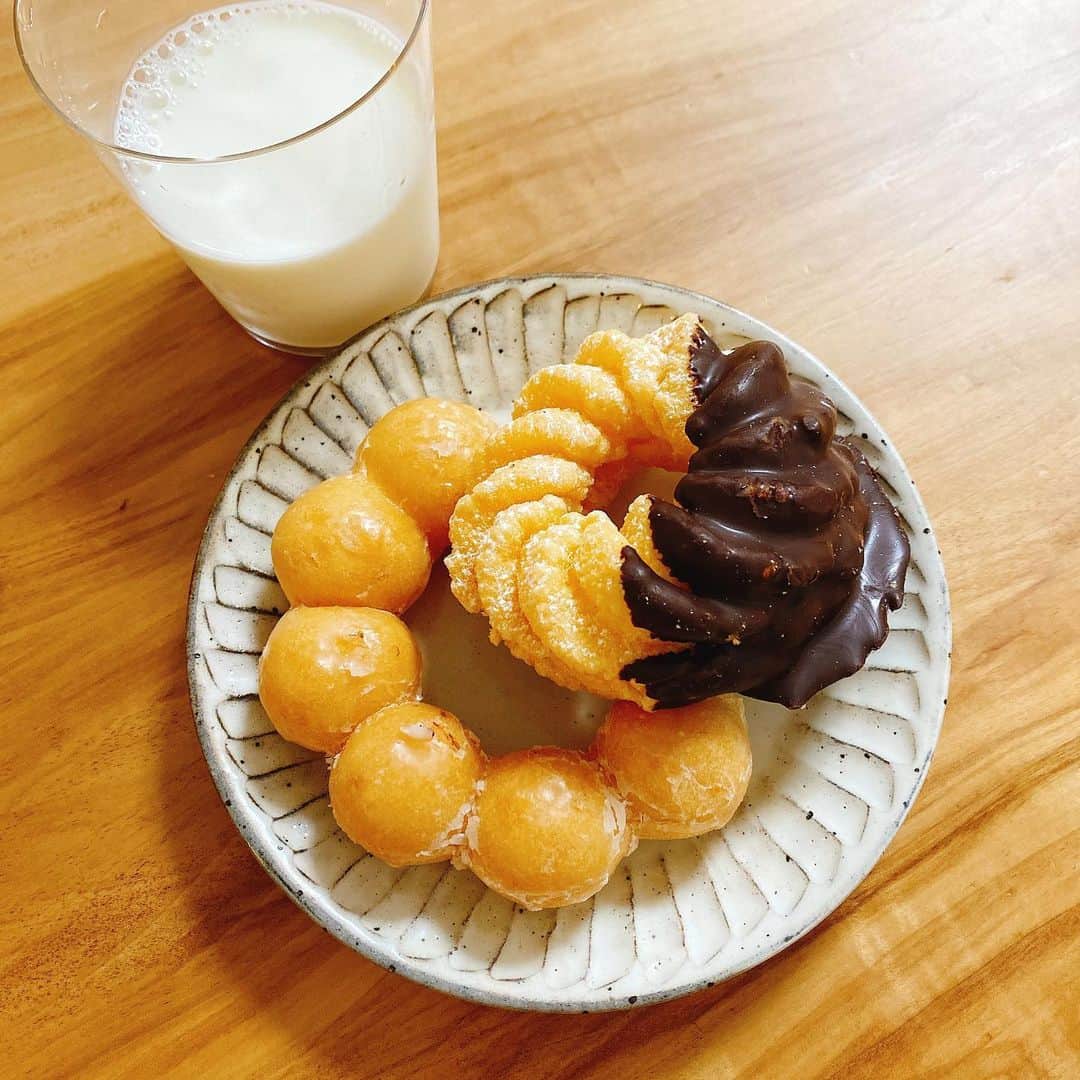 川田裕美のインスタグラム：「こんな時間に… いや、この時間だから美味しさ倍増しちゃいました🧡😋  #ミスド#ポンデリング#エンゼルフレンチ#オールドファッションもあります」