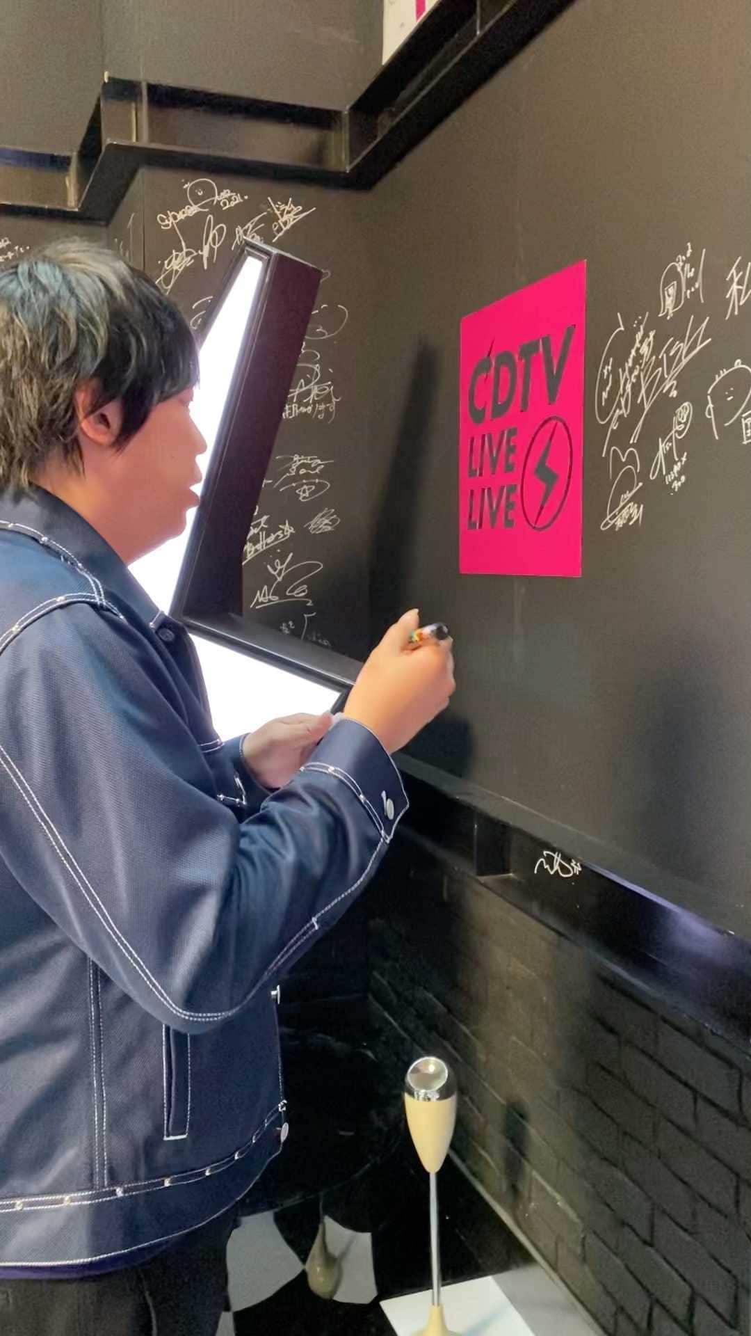 のインスタグラム：「#CDTVライブライブ インスタ限定！ 激レア🎯サインムービー配信中📡 #スキマスイッチ さん 熱いステージをありがとうございました😭✨  #CDTV #TBS」