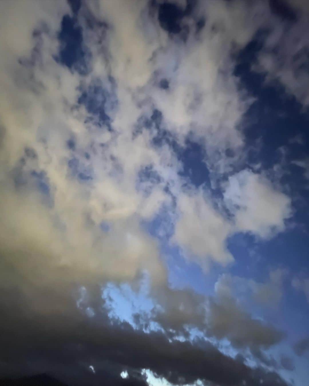 sioneのインスタグラム：「休憩中に見上げた空。良い空だった。  #sky #sunset」
