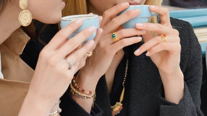 サテリットのインスタグラム：「✶ Coffee time ☕️  Nos collections vous apportent  peps et féminité.   Retrouvez Farah et Silma sur l’e-shop et en boutique. . #satelliteparis #femmesatellite #bienvenueailleurssatellite #boutiquessatellite #jewelry #bijouxethniques」