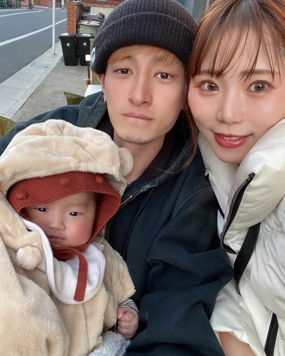 くぎけんのインスタグラム：「久々に家族でお外へ😂  #家族 #生後5ヶ月 #生後5ヶ月男の子 #子育てパパ #子育てぐらむ 可愛い赤ちゃん」