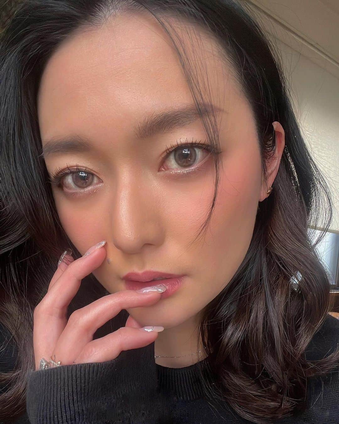 のインスタグラム：「【最近のアイメイク事情】 ナチュラルぱっちりが好きで マツエクもだいぶ前にやめて今はマツパです🤍 友達のレイナ　@kizu_reina に紹介してもらって　@mana_eye_ さんに、ずっと気になってた　#パリジェンヌラッシュリフト をやってもらいました🤍🤍 オフの日やお家ですっぴんでもぱっちりするし、なによりメイク時間の時短🥺♥️ シャドウでいろんなカラーをその日のコーディネートやTPOに合わせて使ってるよ👀最近はグレーやピンク系がお気に入りかなぁ . また行きます🤍ありがとうございました😊 . #パリジェンヌ#eyelashes #eyemake#マツパ#かれんの自撮り」