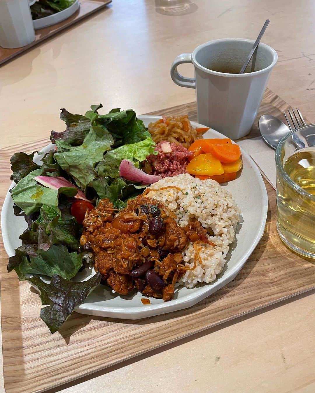 エリカ・セイラさんのインスタグラム写真 - (エリカ・セイラInstagram)「毎月行ってる美腸活CAFE & GROCERY L for You @lforyouaoyama にヴィーガンランチを食べに行ってきたよ🌱  青山でヴィーガンランチならここ😆  ヴィーガンかミートか選べる美腸プレートのランチセットにしたよ✨  玄米とグルテンフリーの米粉パンから選べるのもお気に入りポイント❤️  ヴィーガンでギルトフリーのスイーツもあるよ❤️  https://www.lforyou.tokyo/  #表参道カフェ #青山カフェ #ベジタリアン #ヴィーガン #美腸活 #グルテンフリー  #vegan #インフルエンサー #モデル #港区グルメ #港区女子 #ハーフ #eurasian #wasian #veganfood  #veganlife #ダイエット #ヘルシー #ヴィーガンレストラン #ヴィーガン生活 #プラントベース #plantbased #東京グルメ #グルメ #ビーガン #vegetarian  #表参道ランチ #表参道グルメ #青山ランチ #青山グルメ」1月31日 22時17分 - erica_sarah_