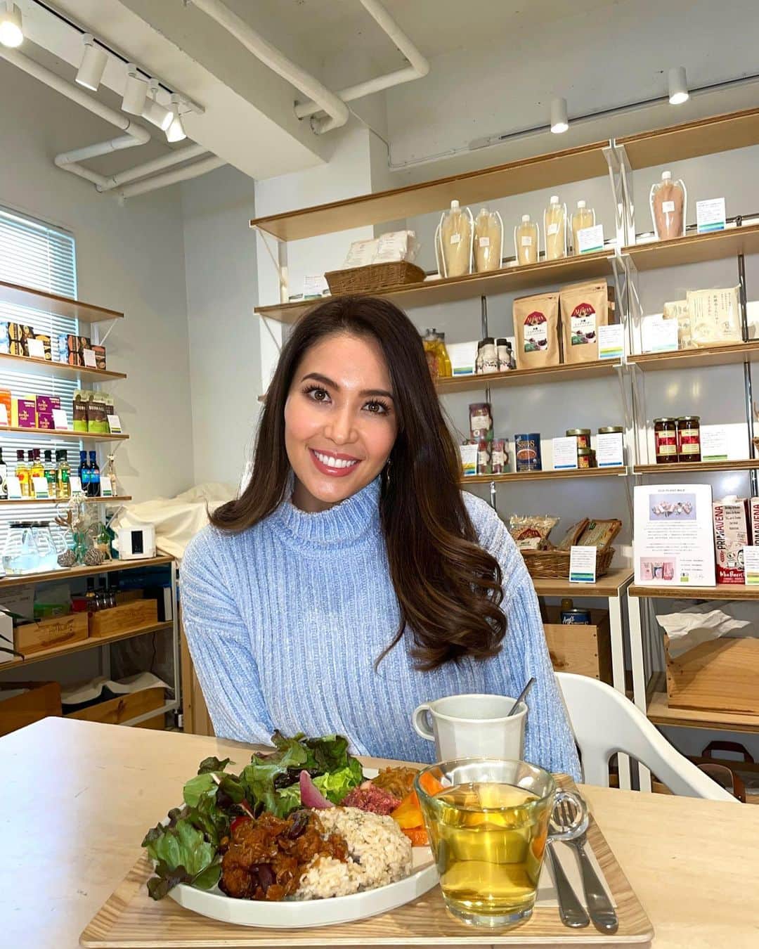 エリカ・セイラさんのインスタグラム写真 - (エリカ・セイラInstagram)「毎月行ってる美腸活CAFE & GROCERY L for You @lforyouaoyama にヴィーガンランチを食べに行ってきたよ🌱  青山でヴィーガンランチならここ😆  ヴィーガンかミートか選べる美腸プレートのランチセットにしたよ✨  玄米とグルテンフリーの米粉パンから選べるのもお気に入りポイント❤️  ヴィーガンでギルトフリーのスイーツもあるよ❤️  https://www.lforyou.tokyo/  #表参道カフェ #青山カフェ #ベジタリアン #ヴィーガン #美腸活 #グルテンフリー  #vegan #インフルエンサー #モデル #港区グルメ #港区女子 #ハーフ #eurasian #wasian #veganfood  #veganlife #ダイエット #ヘルシー #ヴィーガンレストラン #ヴィーガン生活 #プラントベース #plantbased #東京グルメ #グルメ #ビーガン #vegetarian  #表参道ランチ #表参道グルメ #青山ランチ #青山グルメ」1月31日 22時17分 - erica_sarah_