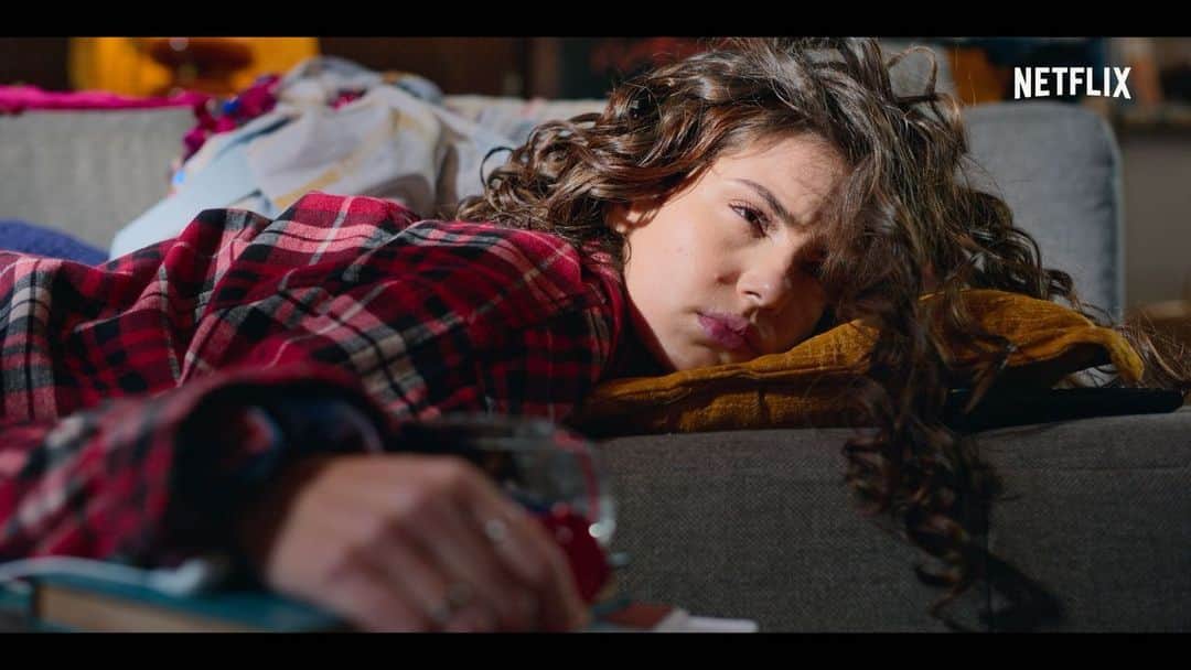 Camila Queirozのインスタグラム：「- Anos 2000 ✅ - Viagem no tempo ✅ - Trilha sonora nostálgica ✅ Tudo isso tá chegando no dia 25/02 em De Volta aos 15, só na @netflixbrasil ♥️ Mal posso esperar pra que vocês conheçam a Anita!!!  #DV15」