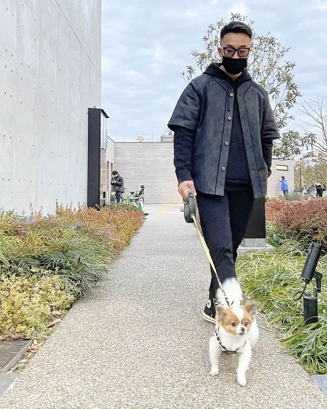 K.Tのインスタグラム：「2022.01.31  お散歩スタイル🐶  Louis Vuittonの ベースボールシャツ激かわ即買い✌️  TruffleBAKERYの 白トリュフの塩パン激ウマ激安次回爆買い💰️  #ポメチワ  #チワポメ」