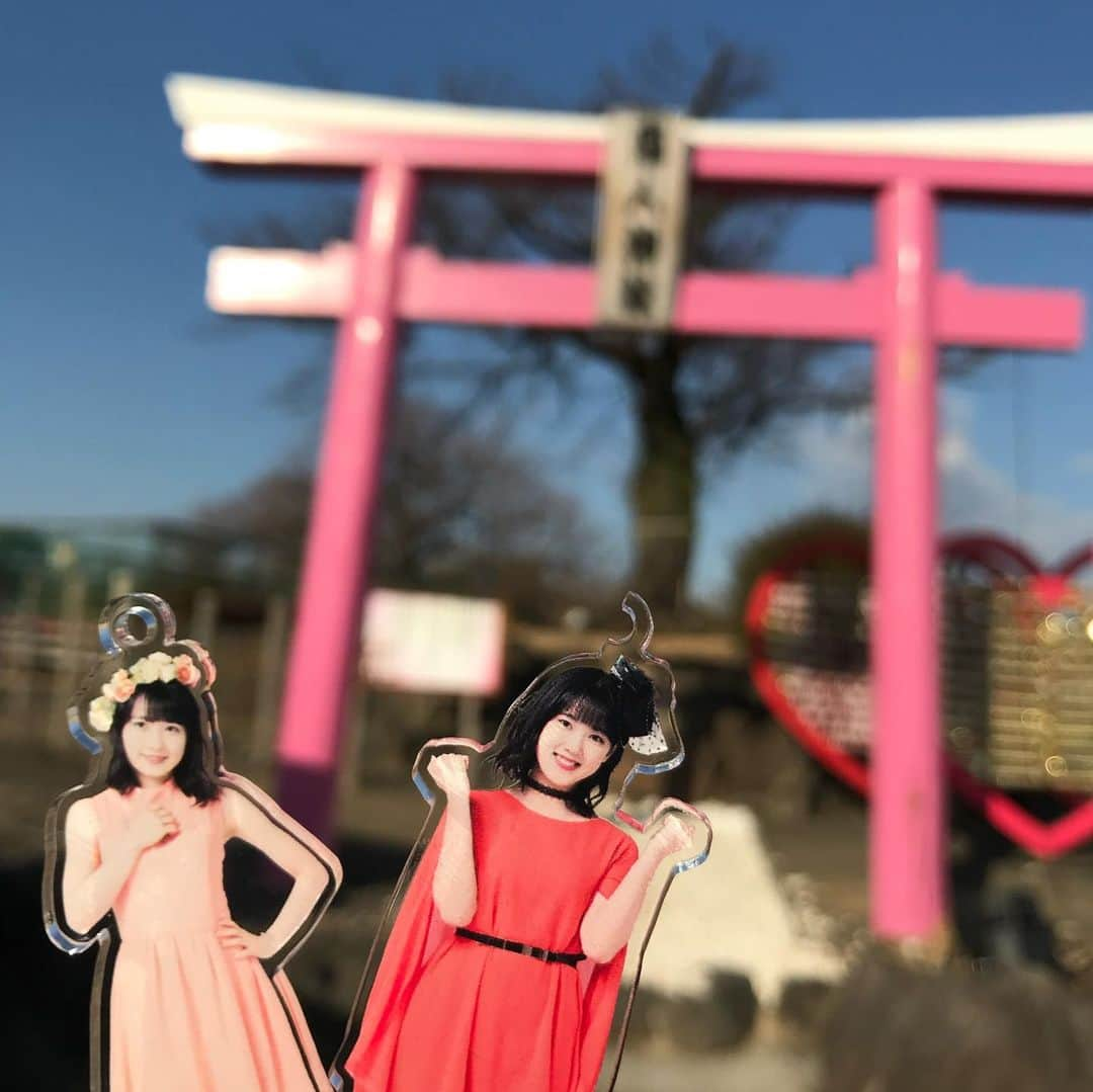 ぱいぱいでか美さんのインスタグラム写真 - (ぱいぱいでか美Instagram)「昨日今日は3年前の旅行のことを思い出すなどしてました🍆 . 3年前のカントリー・ガールズさんFCバスツアーほんっと楽しかったなー！ 仕事で２日目の朝に離脱しなきゃなのだけ残念だったけど😭 152.4倍の名言が生まれたり、Kマネのカラオケが聴けたり クイズラリー全問正解してサインもらえたり(！) 結ちゃんが熱海をとんどもない読み方してたり サプライズで夜イルミネーション観に行ったり 全部めっちゃ思い出だな〜〜〜！ ネイルも山木さんが描いたスマホケースのイラストに合わせて行ったのだった💅 毎年この時期になるとこの思い出に浸ってる☁️ それくらい楽しかったのです💚🧡💙💜💛 . #なすびガールズ #country_girls #過去pic」1月31日 23時50分 - paipaidekami