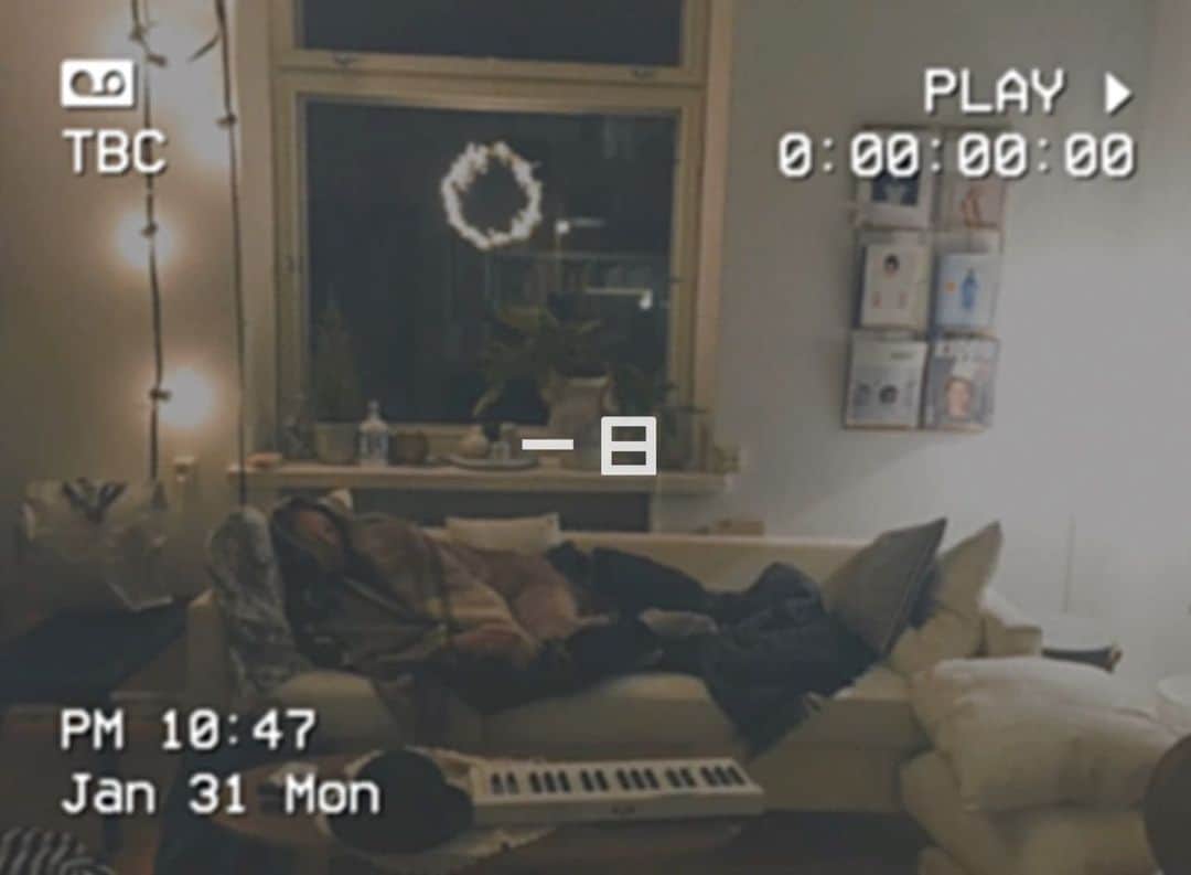 ウェイ・ルーシュエンのインスタグラム：「「一日」陪你們守歲，但我真的快睡著了。 #好難唱的一首歌」