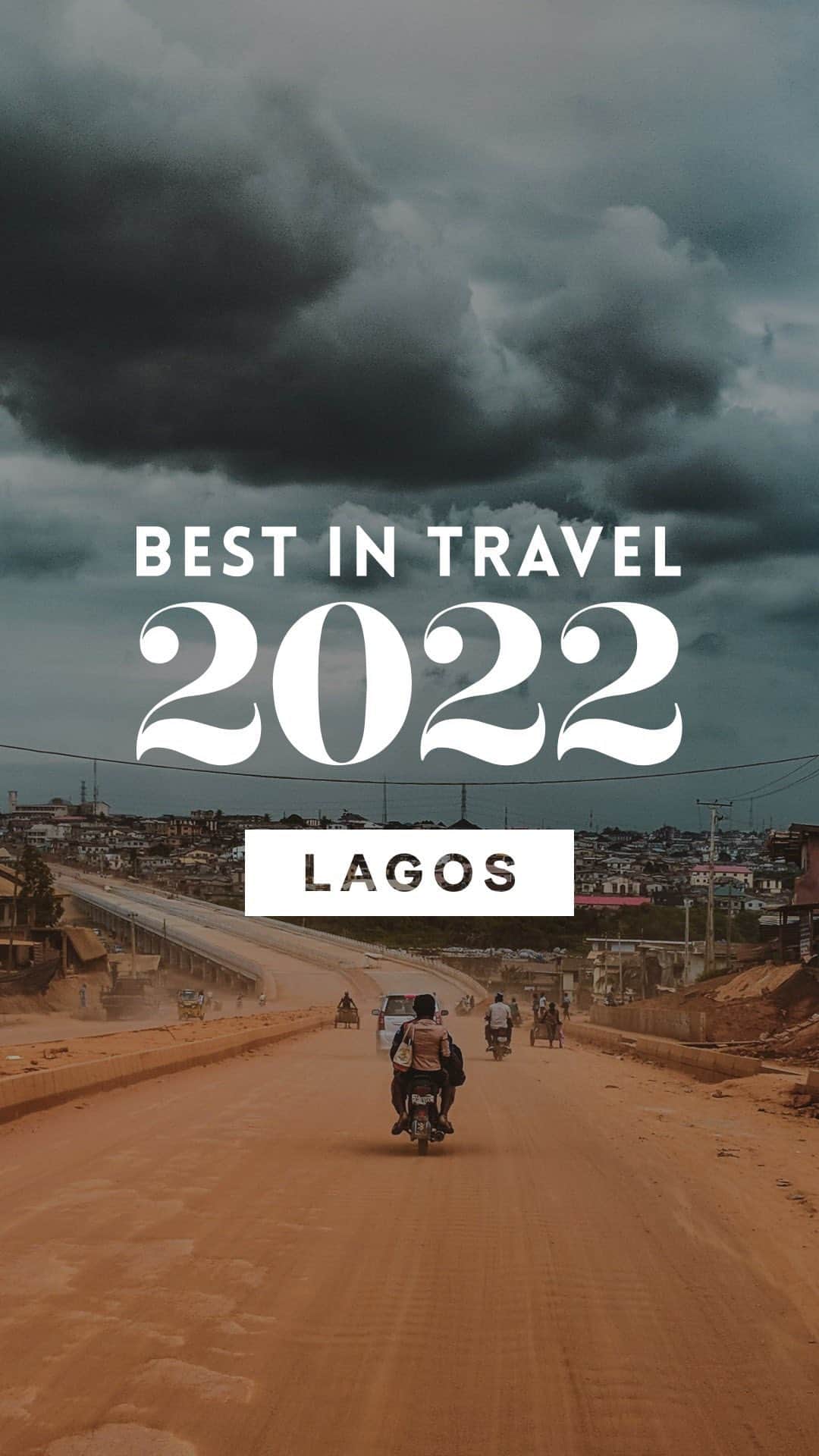 のインスタグラム：「Culture, style, food and fashion. Find it in Lagos.   If you haven’t considered booking a trip to Lagos, let us inspire you to start planning and start packing.  Sitting high on our Best In Travel list for 2022 this one time capital city is a nonstop bustle of some of the most inspiring fashion looks, incredible music and new restaurants and bars you won’t wanna miss.   But don’t take it from us. Here’s a first-hand guide from one of the city’s (read: the world’s) top stylist, art directors, and photographers, Daniel Obasi, who’s got his finger on the pulse of everything worth seeing, wearing, and tasting in his home city of Lagos. And this is just a swatch. See more for inspo and trip planning goodness at the link in our bio. #bestintravel #lagos #nigeria   @iamdanielobasi」