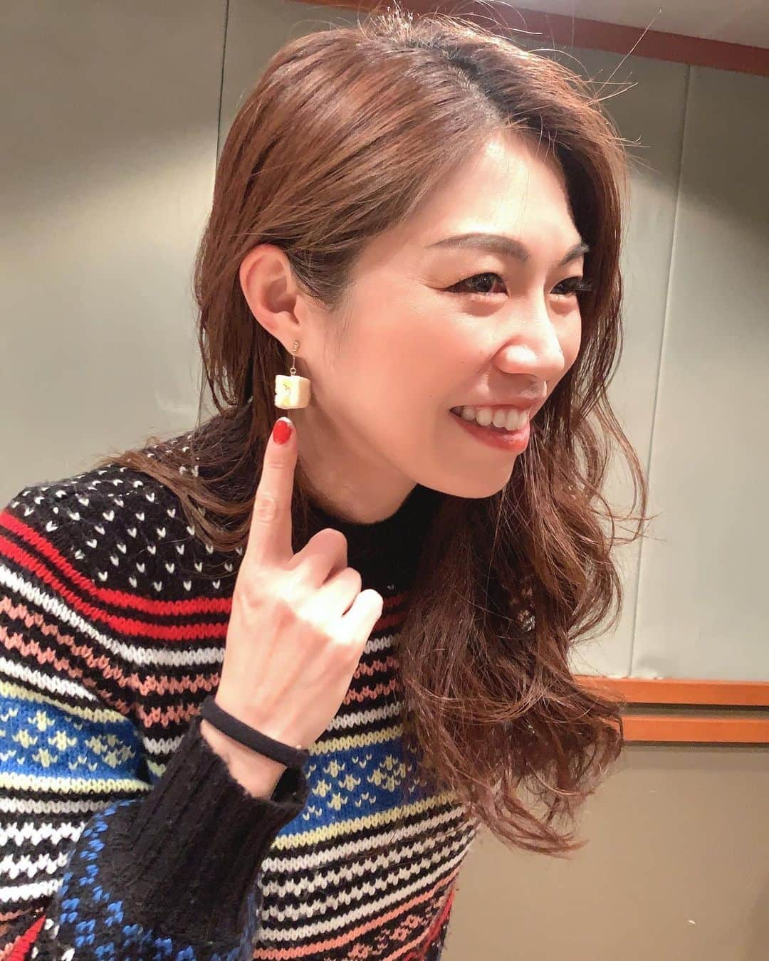 小林アナさんのインスタグラム写真 - (小林アナInstagram)「FM NACK5 ラジアナ  今夜もこの後深夜1時から朝5時まで 生放送‼️  ゲストはラジアナ 月曜日のジングルでもお馴染みの LOOP CHILD しばのまりこちゃん！  メールテーマは「発見」 メッセージ沢山お待ちしてます✨  フルーツサンドピアス、前ADのポチちゃんママが🤱くれたー！かわいい❤️  #raji795」2月1日 0時03分 - genkobiribiri