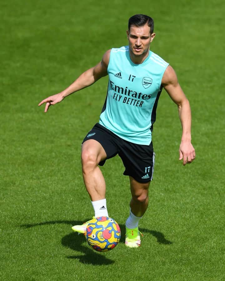 セドリック・ソアレスのインスタグラム：「Feeling good to be back on the pitch 😀⚽🏃🏻‍♂️ #Arsenal #COYG #Team #Work #Focus #Training #TrainingCamp #Dubai」