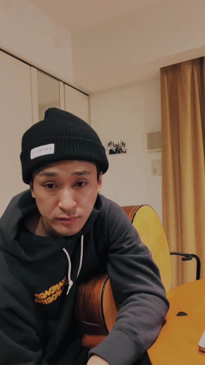 としみつのインスタグラム：「歌いたくなってダラダラと歌うだけです。」