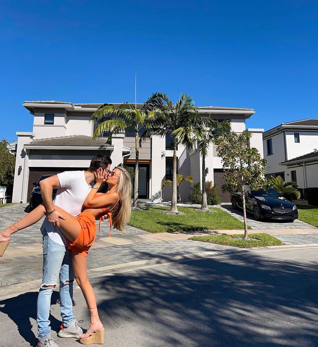 Alexa Collinsさんのインスタグラム写真 - (Alexa CollinsInstagram)「Momma we made it 🔑🏡 to think that we’re closing on our 2nd dream home doesn’t feel real… Hard work truly pays off - and I couldn’t imagine doing it with any other person than my best friend @tshields7! I’ve been so inspired by other hard workers who put in the time & effort everyday to succeed and adapt to growth in their business. Can’t wait for more and thank you ALL for inspiring me every single day 🤩 I also can’t wait for you guys to be able to stay in our Airbnb which will be available SHORTLY! Be on the lookout for the listing!」2月1日 1時16分 - alexacollins