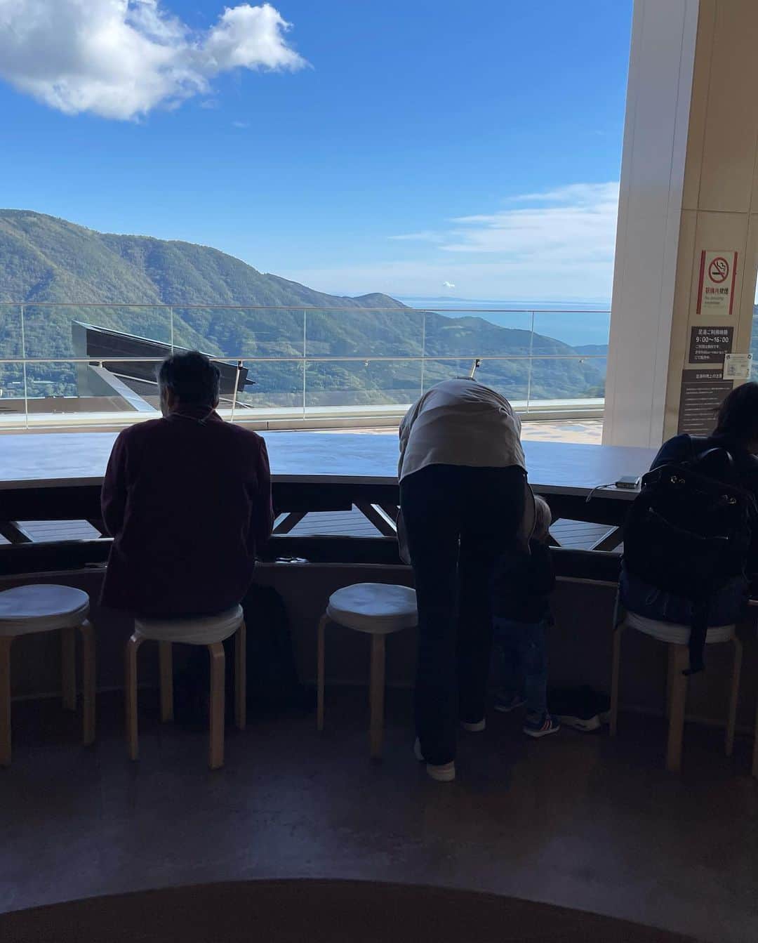 リック・バンデンハークさんのインスタグラム写真 - (リック・バンデンハークInstagram)「Family trip to Lake Ashinoko to see Mt. Fuji. Beautiful surroundings at the National park Hakone. #Japan #fuji #san」2月1日 1時26分 - rick_vdhurk