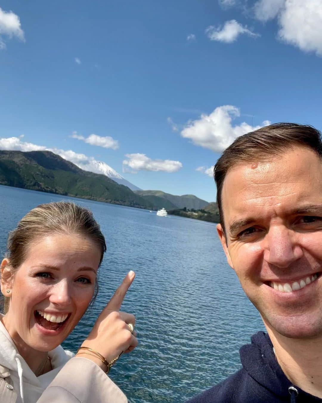 リック・バンデンハークさんのインスタグラム写真 - (リック・バンデンハークInstagram)「Family trip to Lake Ashinoko to see Mt. Fuji. Beautiful surroundings at the National park Hakone. #Japan #fuji #san」2月1日 1時26分 - rick_vdhurk