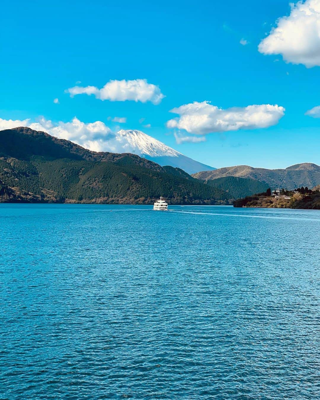 リック・バンデンハークのインスタグラム：「Family trip to Lake Ashinoko to see Mt. Fuji. Beautiful surroundings at the National park Hakone. #Japan #fuji #san」